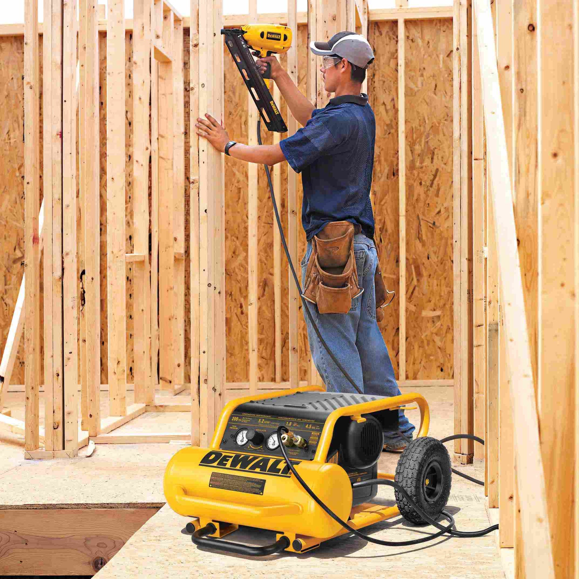 DeWalt D55146 1.6 HP Continuous, 200 PSI, 4.5 Gallon Compressor