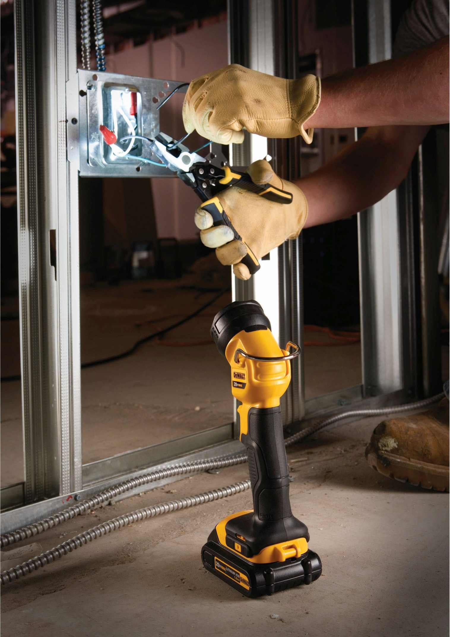 dewalt 18 volt 300 lumen xenon rechargeable power tool flashlight DCL183 USB-C LED Illuminate dark jobsite work areas with the DCL050 20V MAX* LED Handheld Area Light DEWALT 18 V 1 LEDs