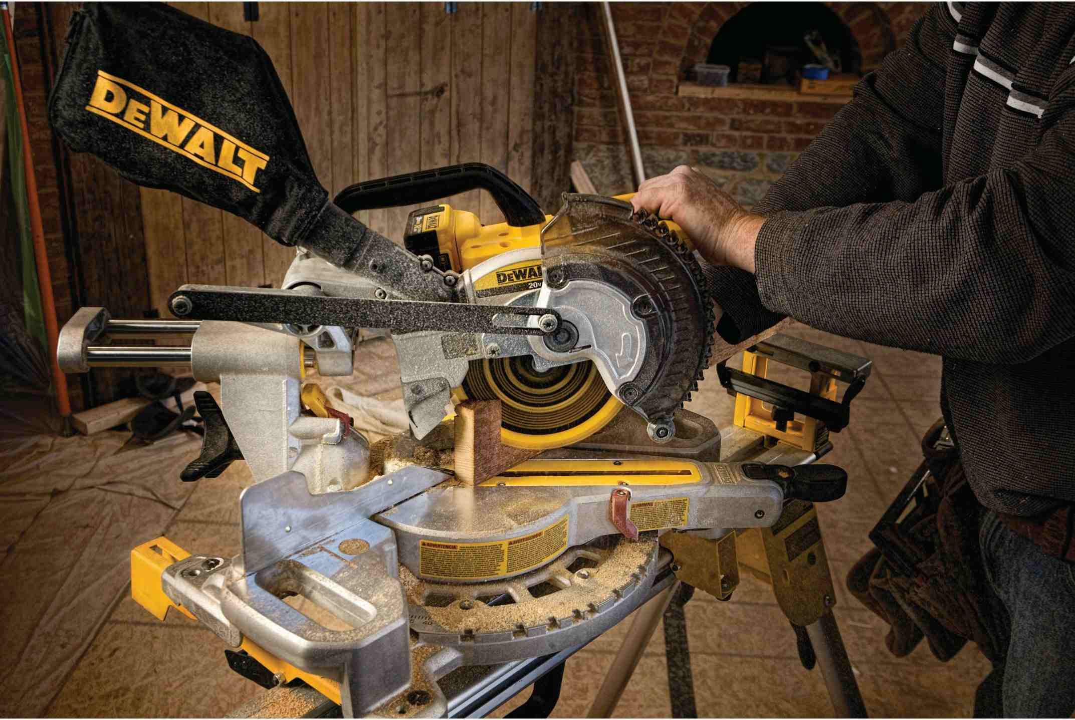 DeWalt DCS361M1 20V Max 7-1/4" Cordless Miter Saw