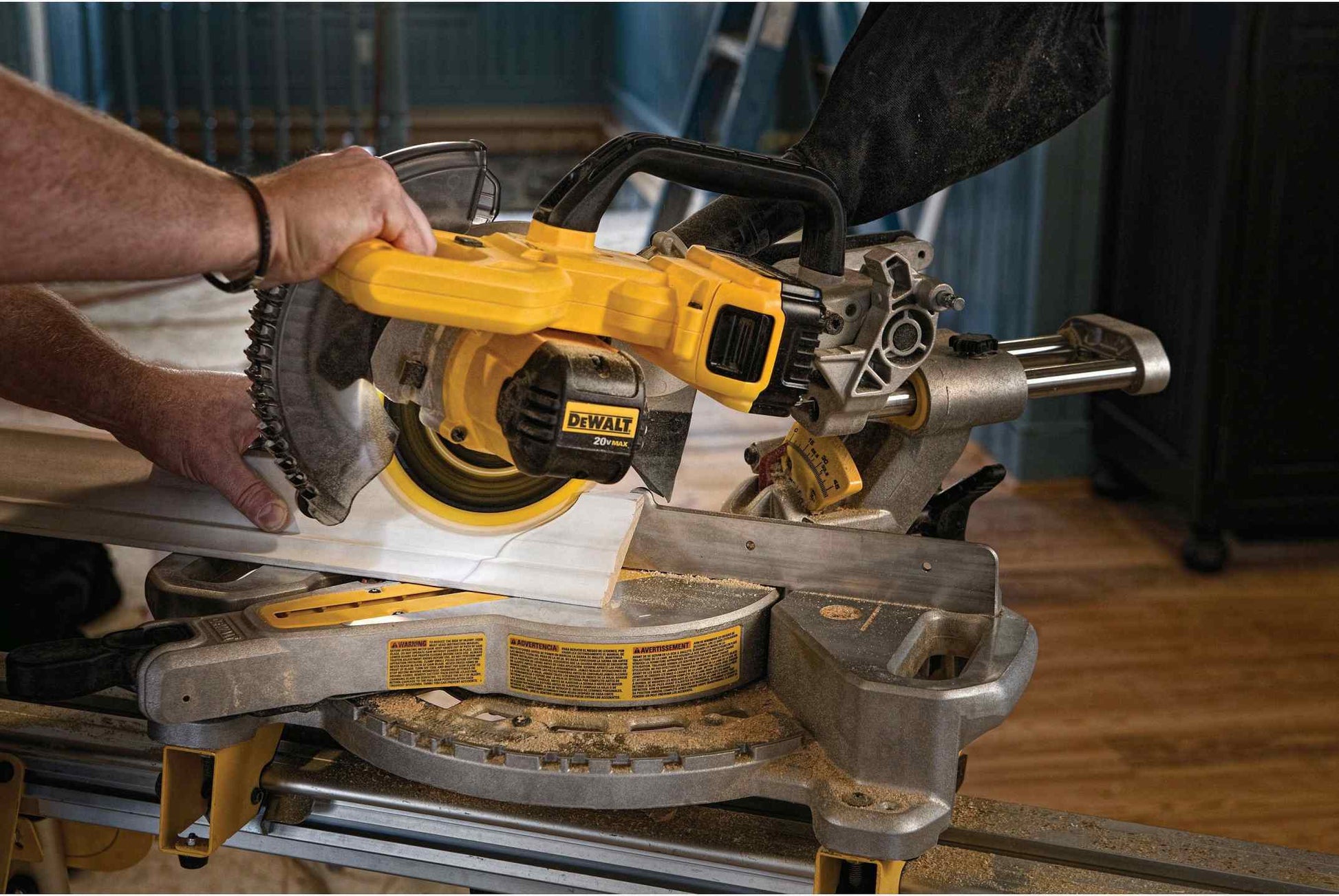 DeWalt DCS361M1 20V Max 7-1/4" Cordless Miter Saw