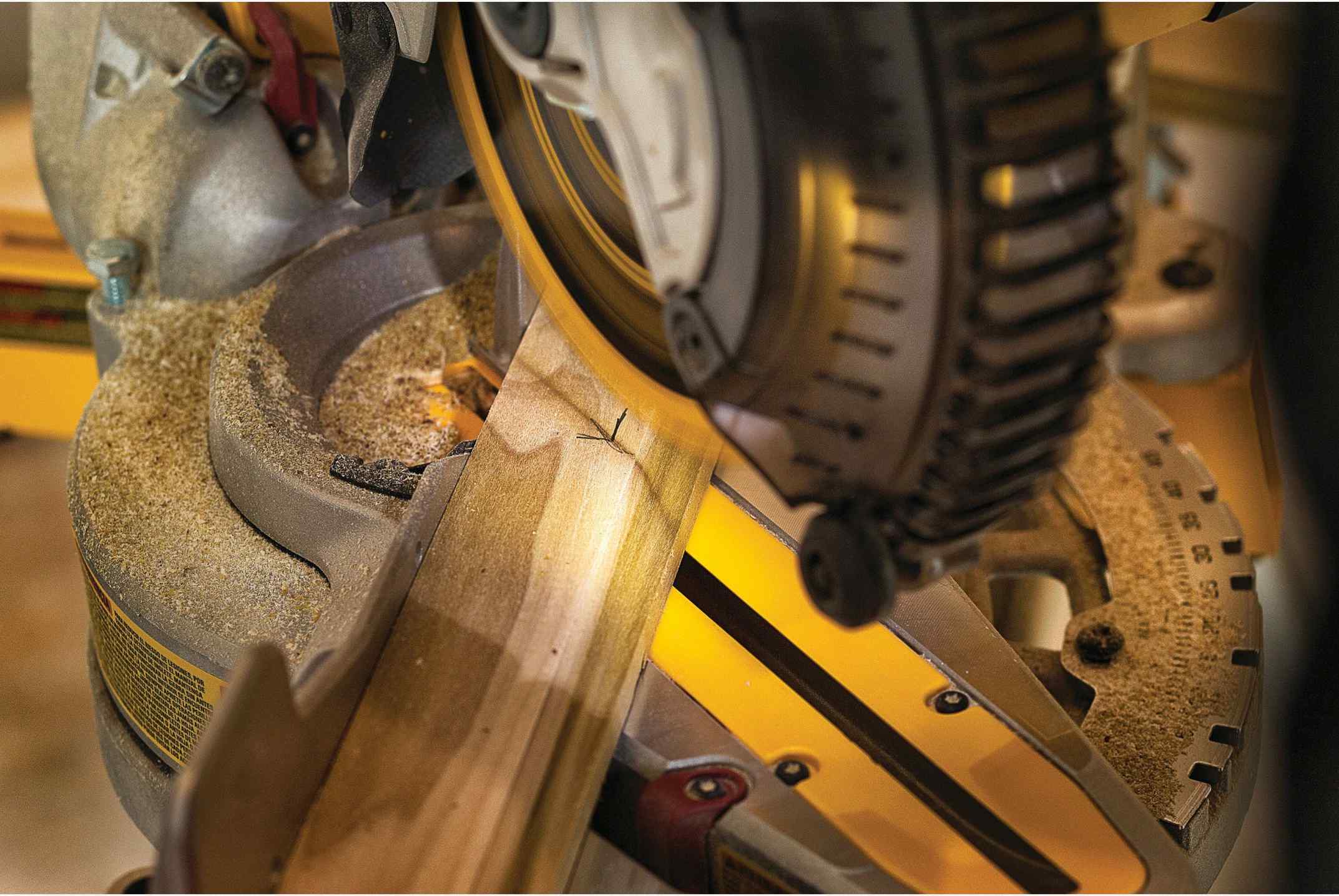 DeWalt DCS361M1 20V Max 7-1/4" Cordless Miter Saw
