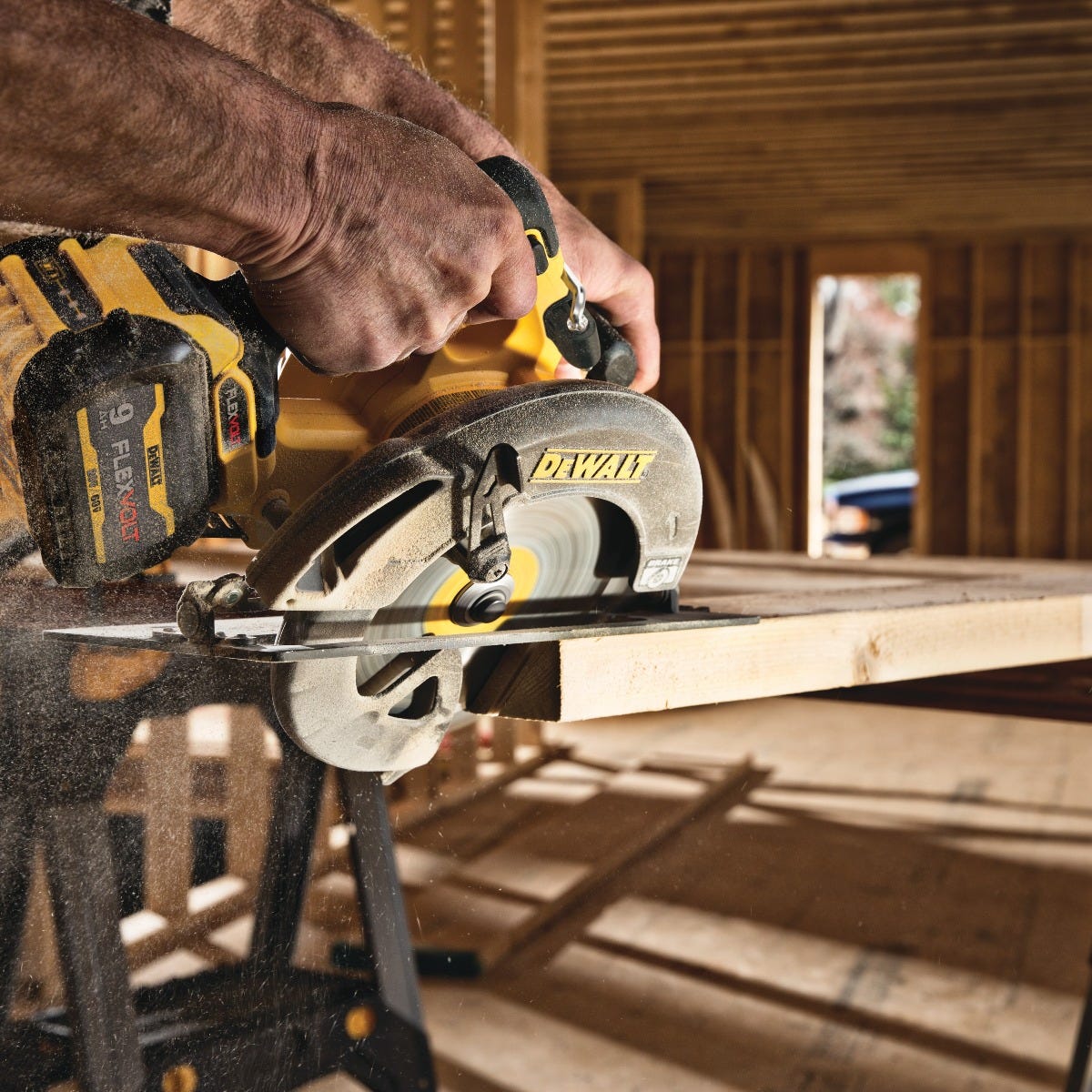 DeWalt DCS578X2 FlexVOLT 60V MAX Brushless  7-1/4 In. Cordless Circular Saw 9.0Ah Kit