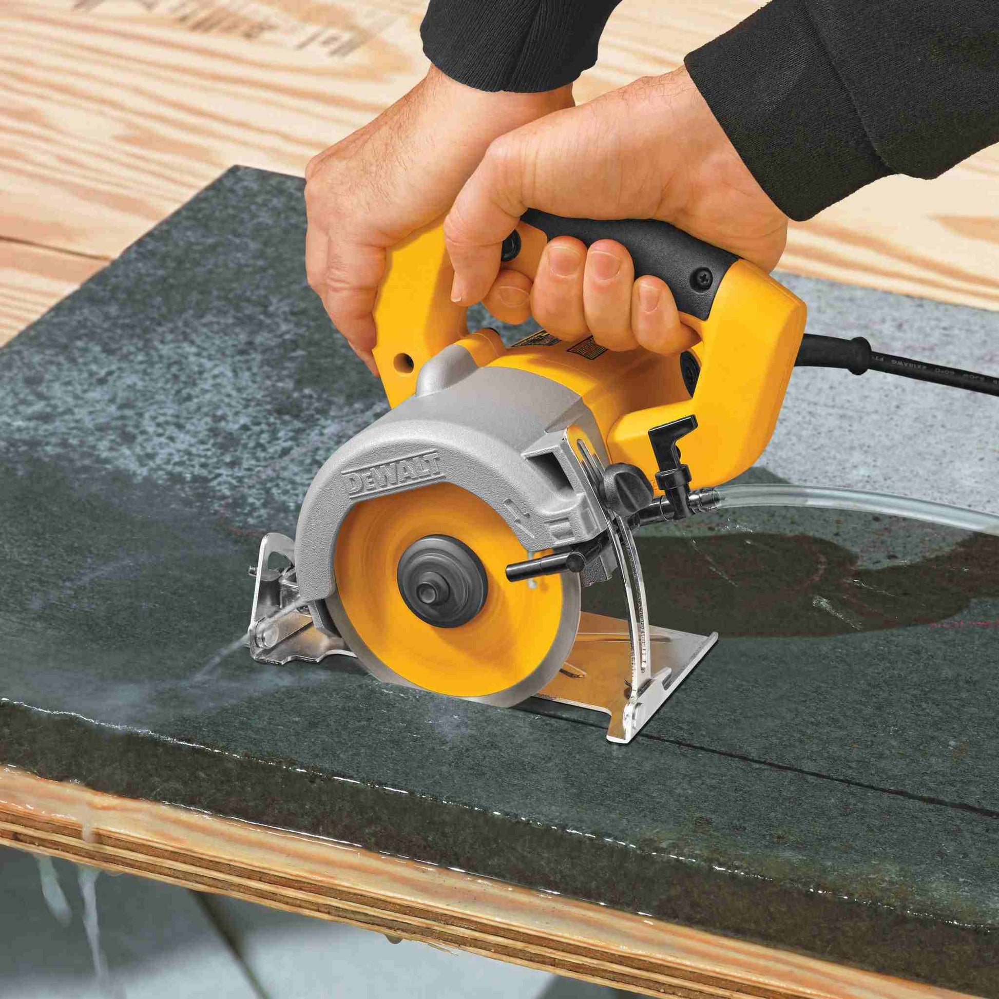 DeWalt DWC860W 4 3/8" Wet/Dry Handheld Tile cutter