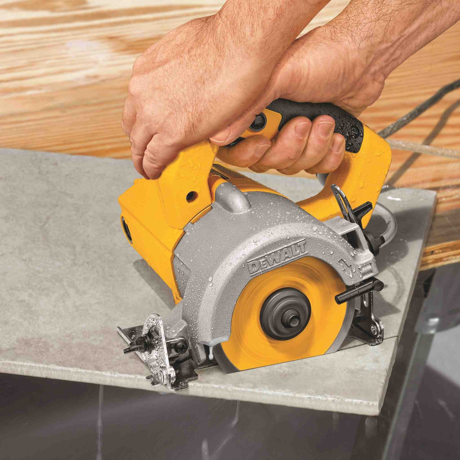 DeWalt DWC860W 4 3/8" Wet/Dry Handheld Tile cutter