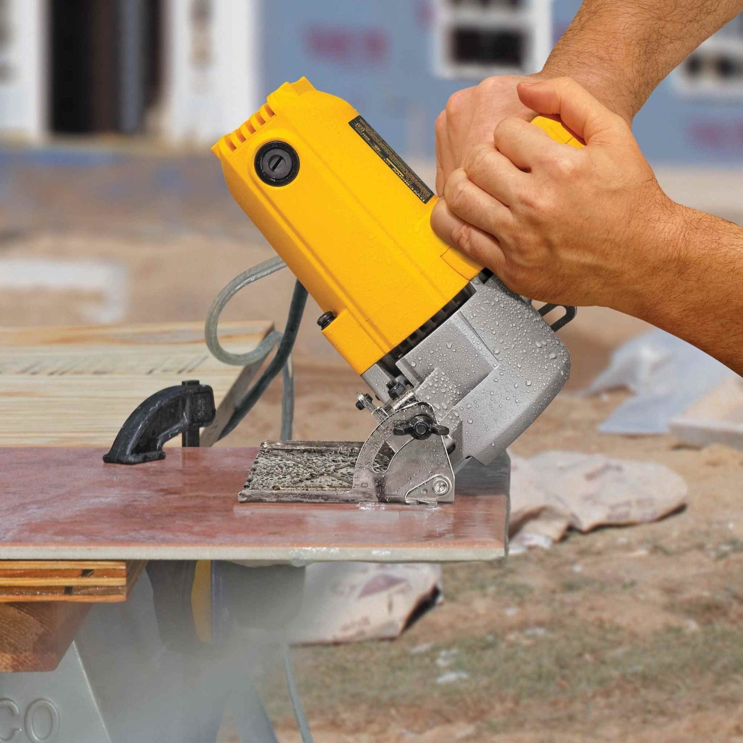 DeWalt DWC860W 4 3/8" Wet/Dry Handheld Tile cutter