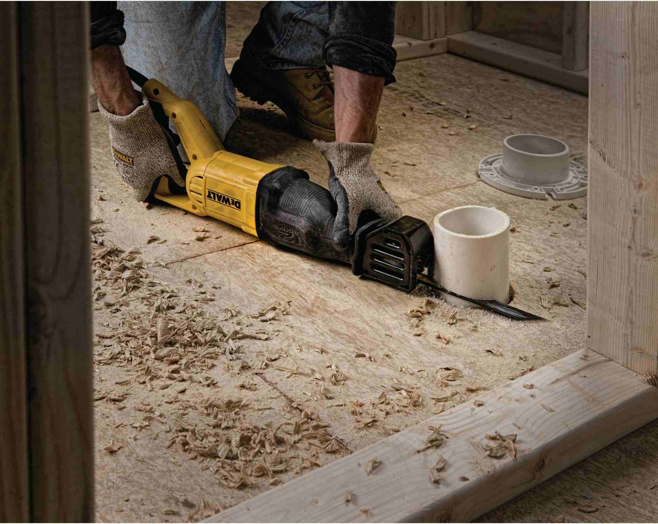Dewalt DWE305 12 Amp Variable Speed Reciprocating Saw