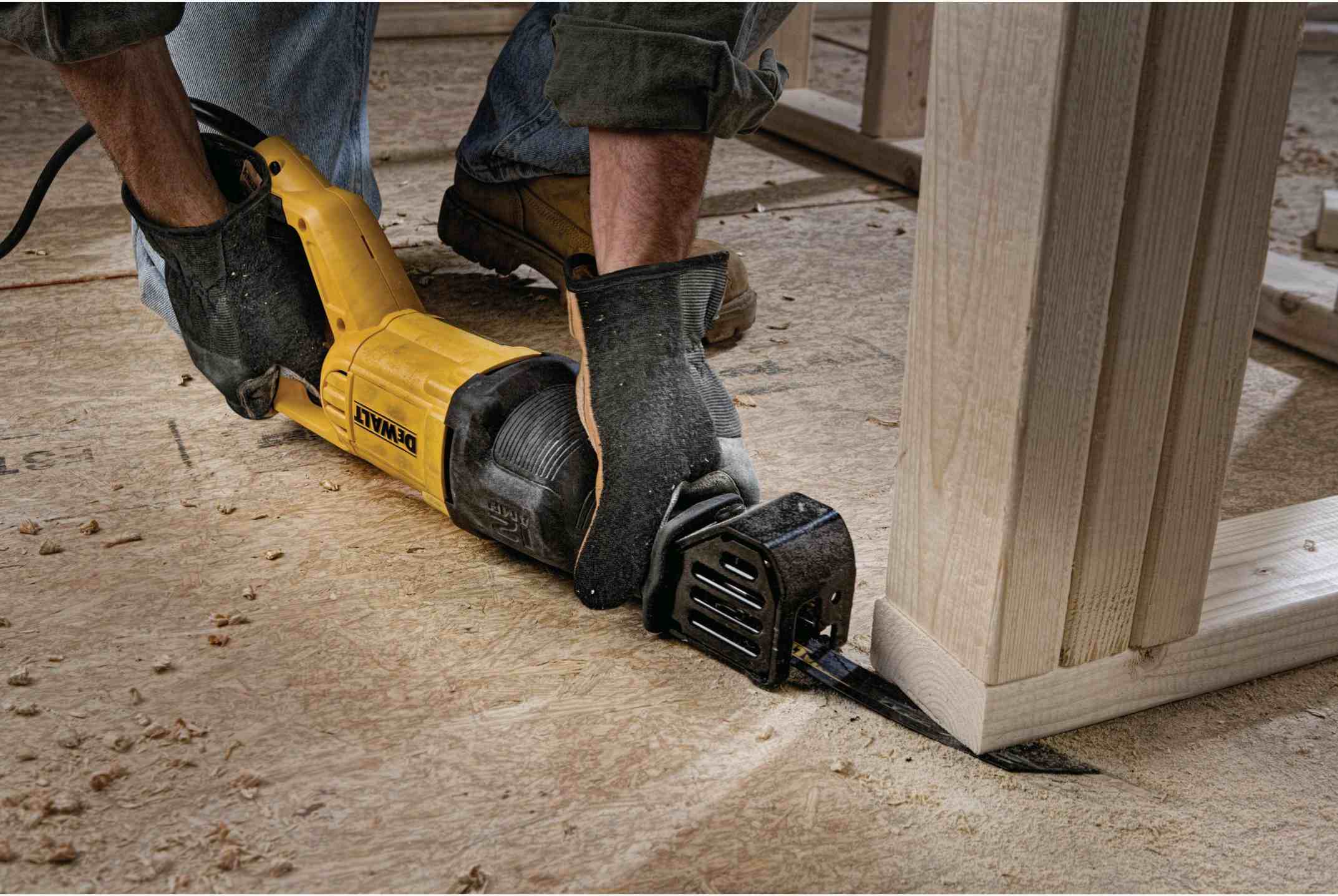 Dewalt DWE305 12 Amp Variable Speed Reciprocating Saw