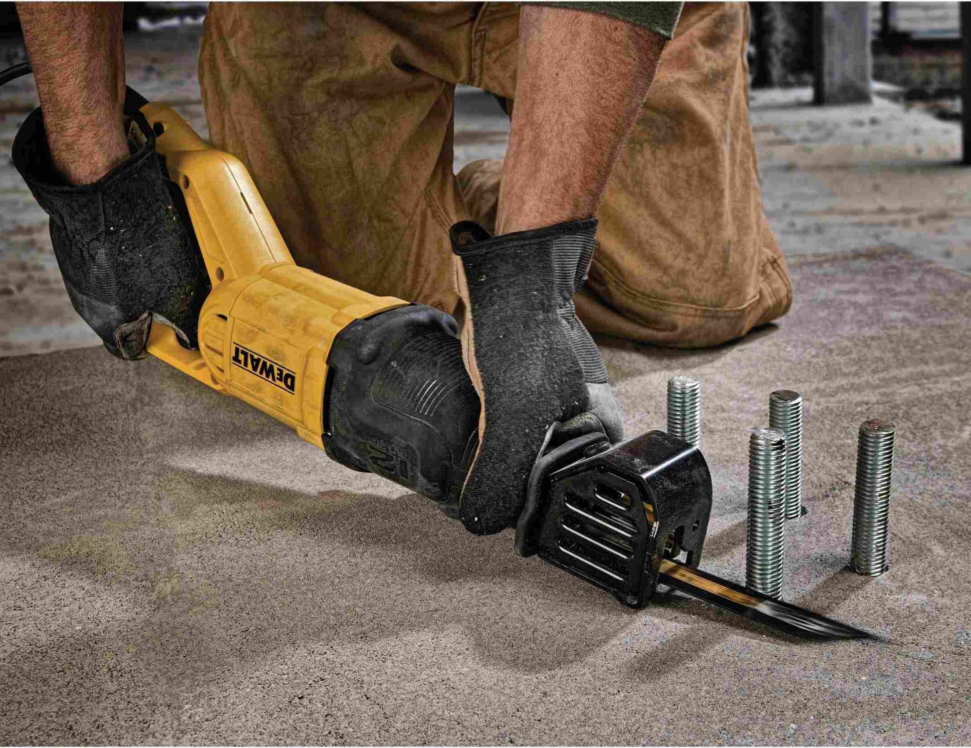 Dewalt DWE305 12 Amp Variable Speed Reciprocating Saw