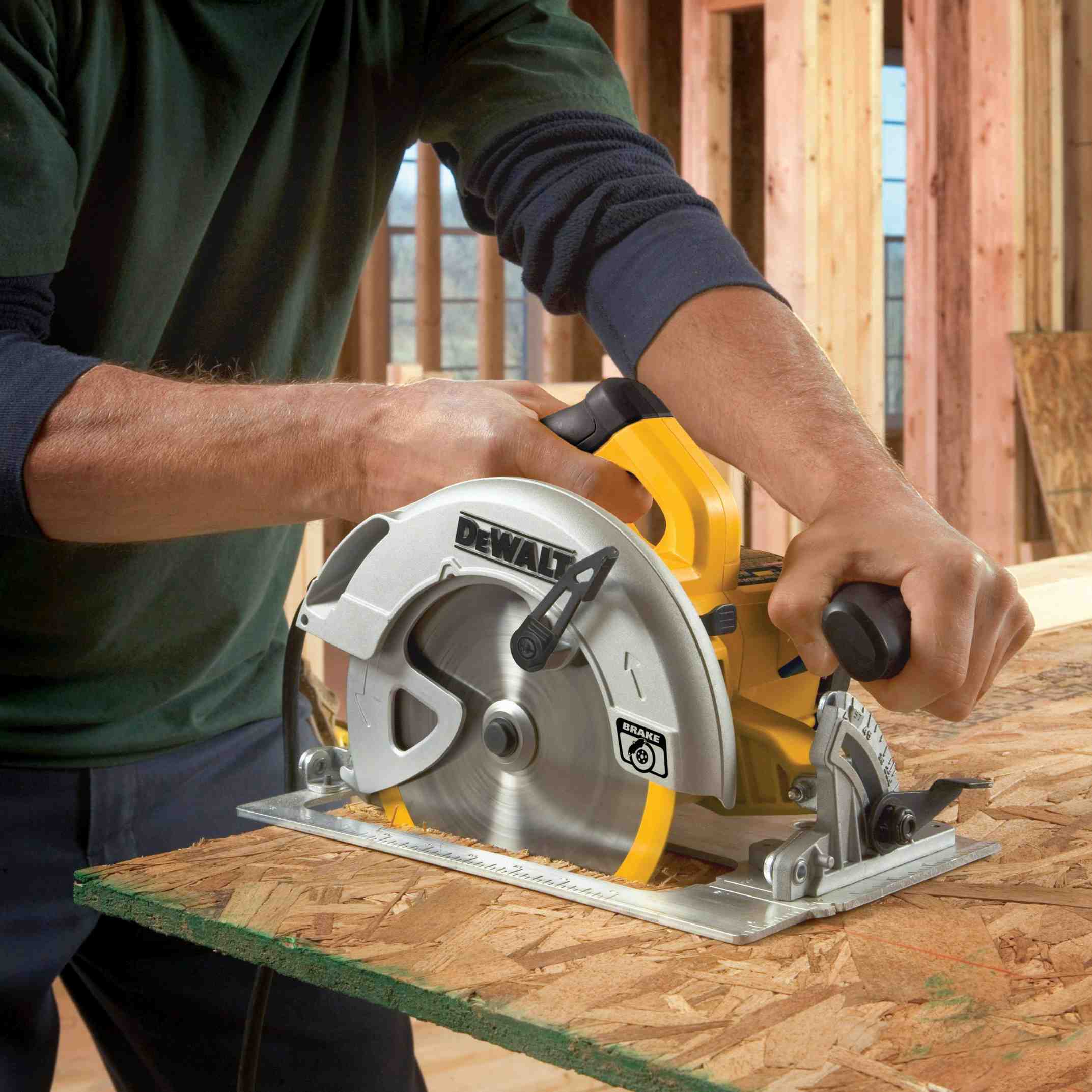 DeWalt DWE575 7.25-Inch Lightweight Circular Saw (PROMO)