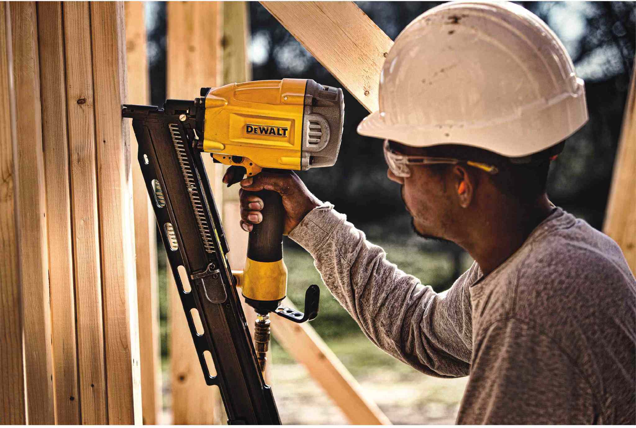 Dewalt DWF83PL 21 Degree Plastic Round Head Framing Nailer