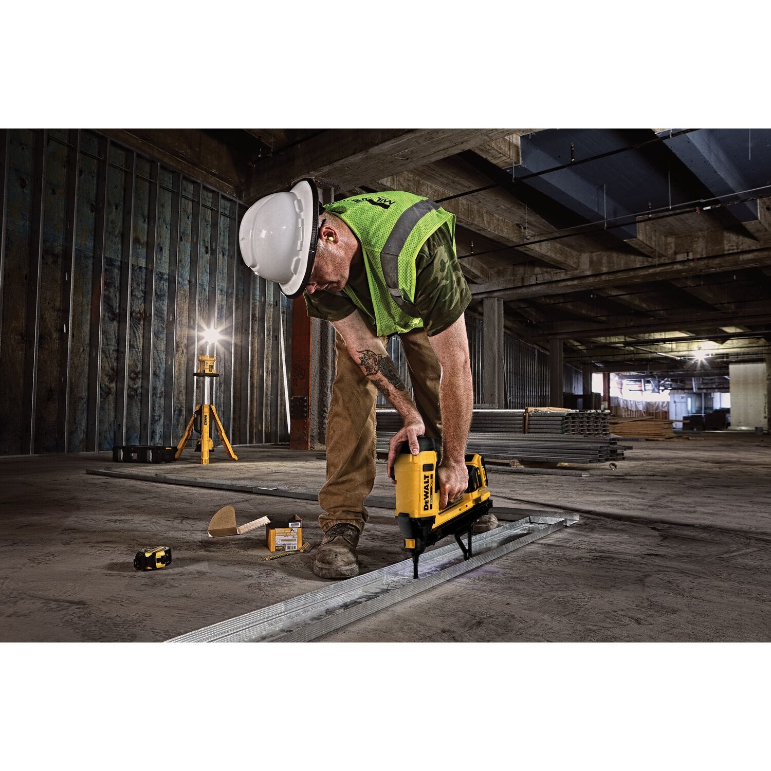 DeWalt DGN845D1 20V MAX* XR Trak-It C6 Gas Nailer 2.0Ah Kit