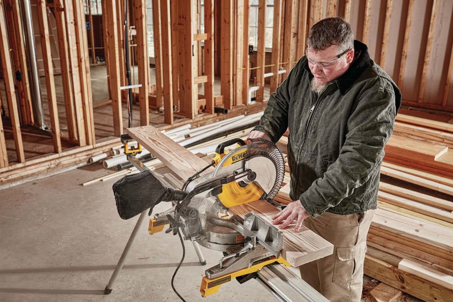 DeWalt DWS715 Corded 15-Amp 12-Inch Single Bevel Compound Miter