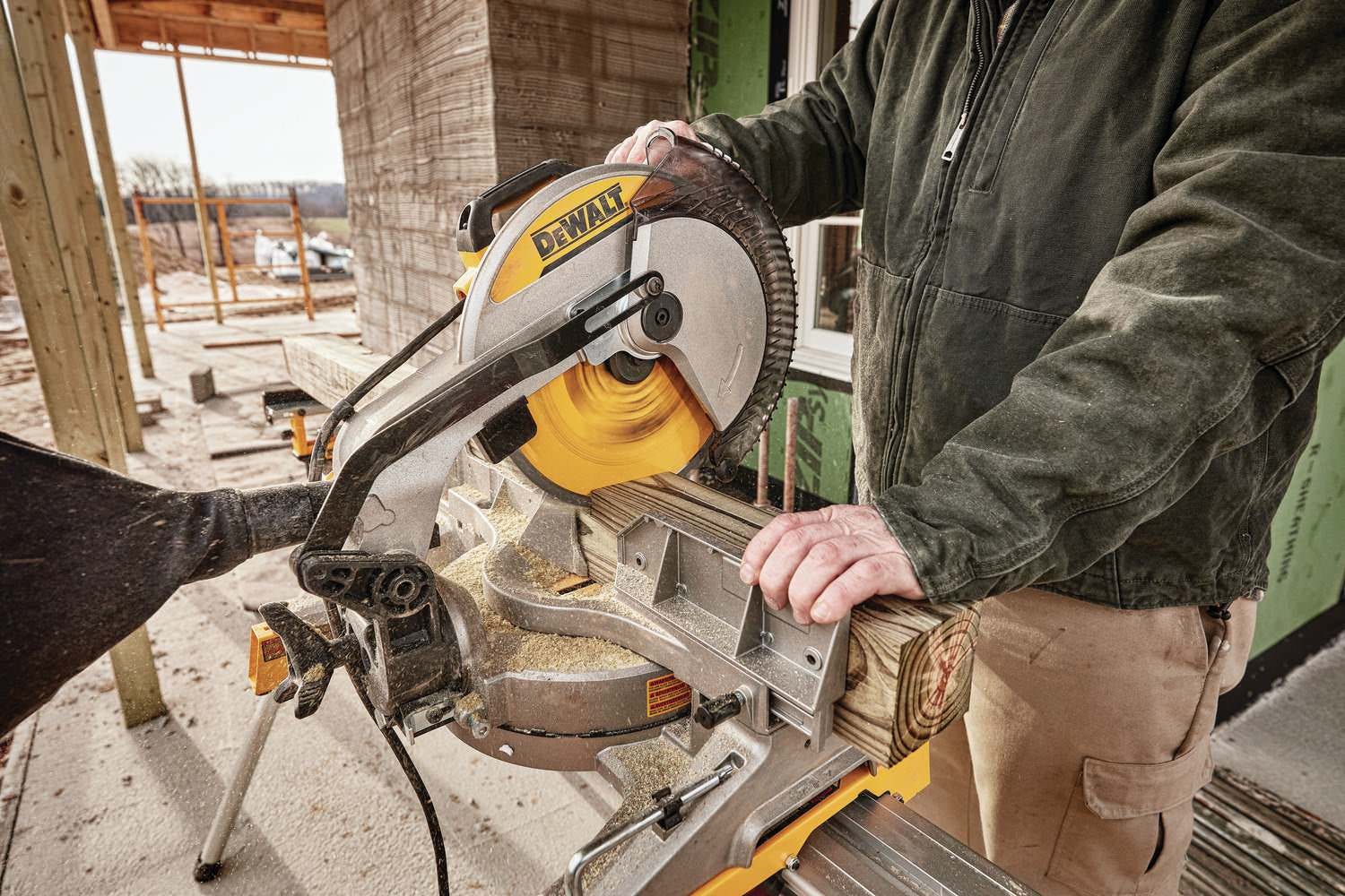 DeWalt DWS715 15-Amp 12-Inch Single Bevel Compound Miter Saw