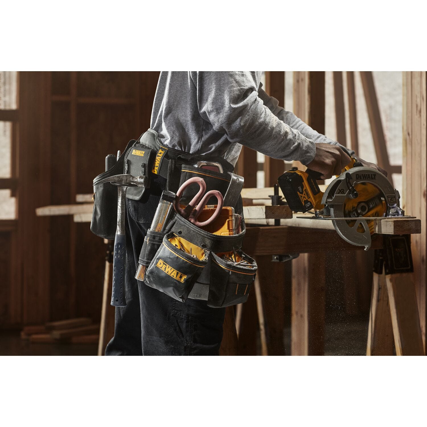DeWalt DWST540601 26-Pocket Professional Tool Rig