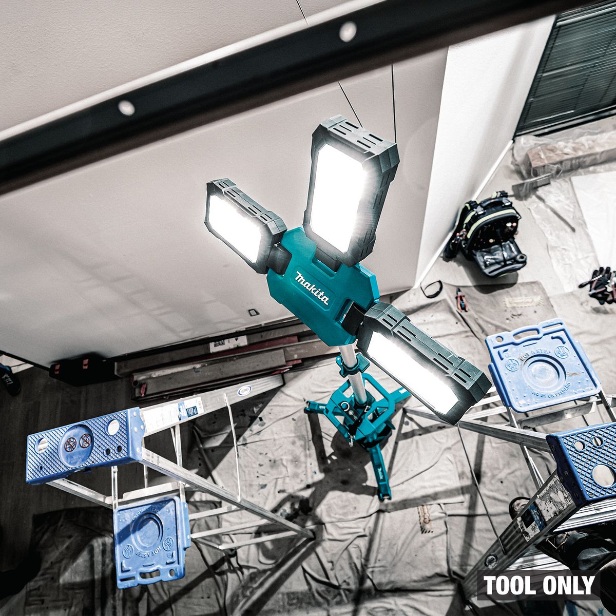 Makita 40V max XGT / 18V LXT 15,000-Lumen Cordless Tower Work Light, Tool Only in use (ML014G)