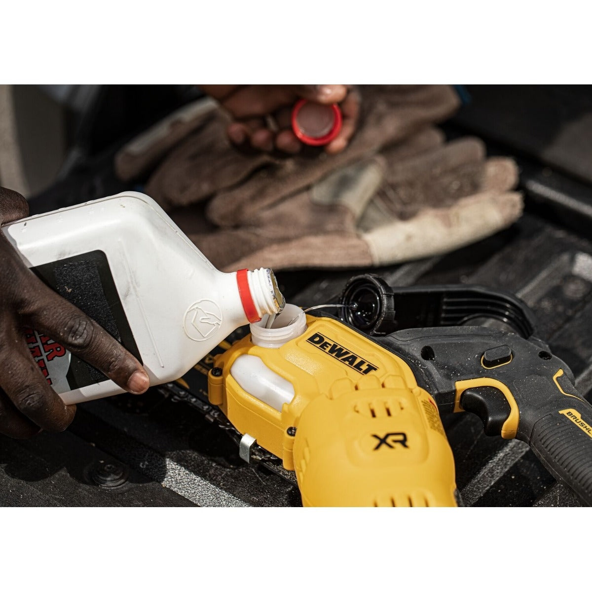 DeWalt DCCS623L1 20V MAX XR Brushless 8 in. Chainsaw 3.0Ah Kit