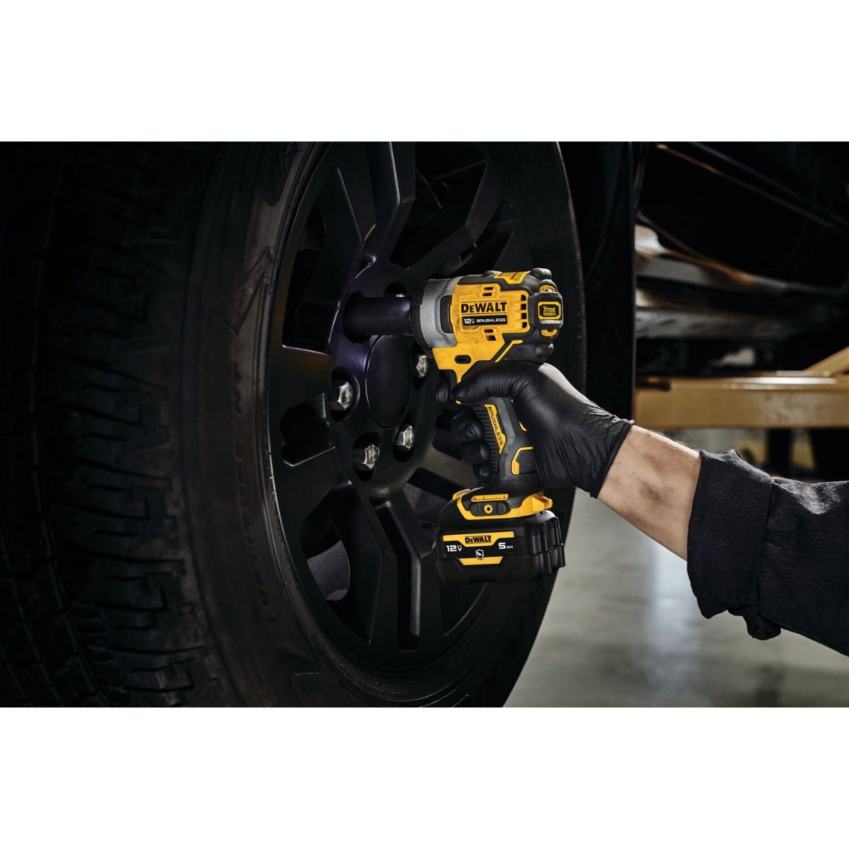 DEWALT DCF901GJ1G1 XTREME 12V MAX Brushless 1/2-in. Cordless Impact Wrench 5.0Ah Kit