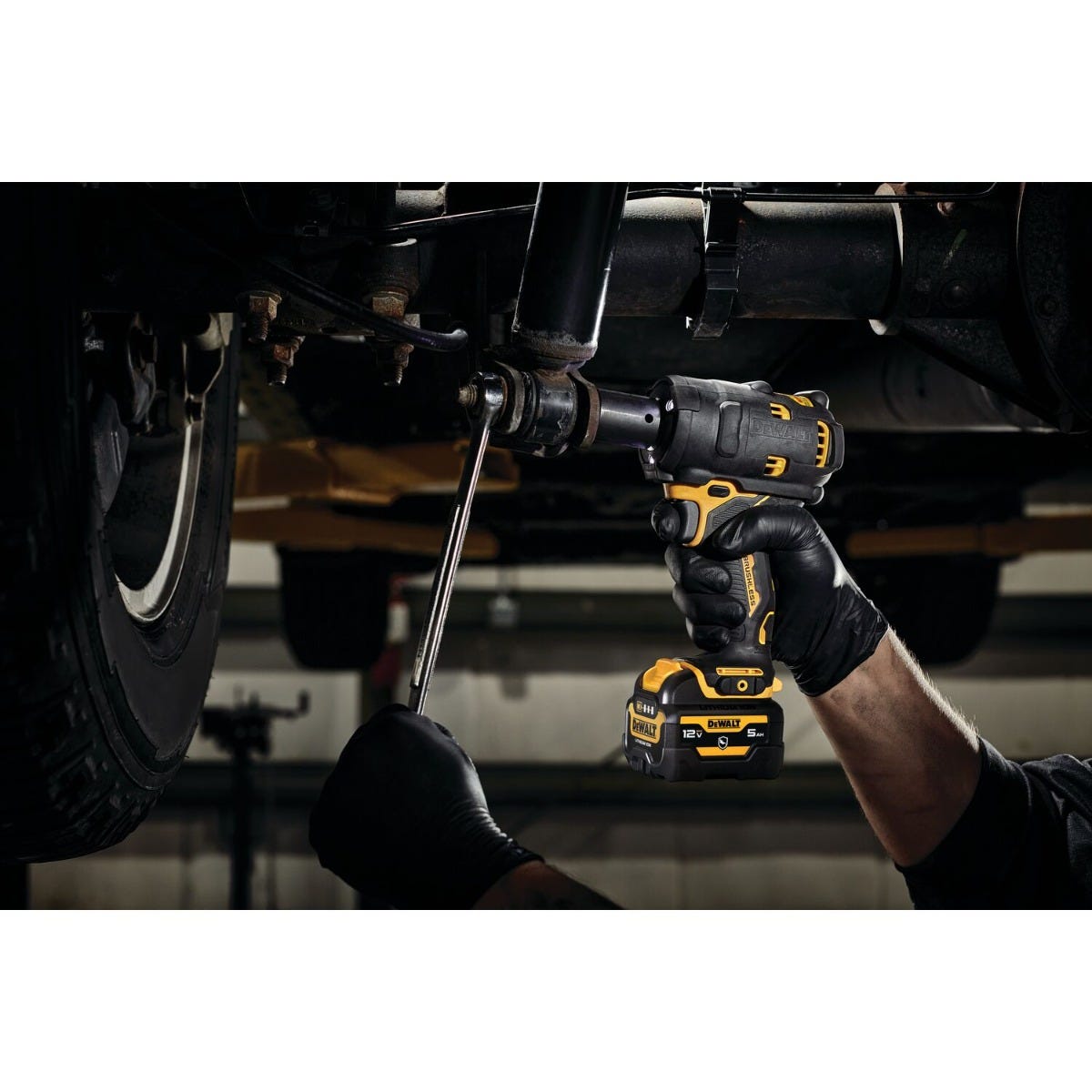 DEWALT DCF901GJ1G1 XTREME 12V MAX Brushless 1/2-in. Cordless Impact Wrench 5.0Ah Kit