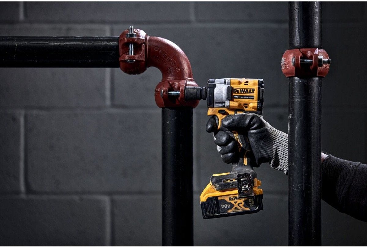 DeWALT DCF921P2 ATOMIC 20V MAX* 1/2 -in. Cordless Impact Wrench with Hog Ring Anvil Kit