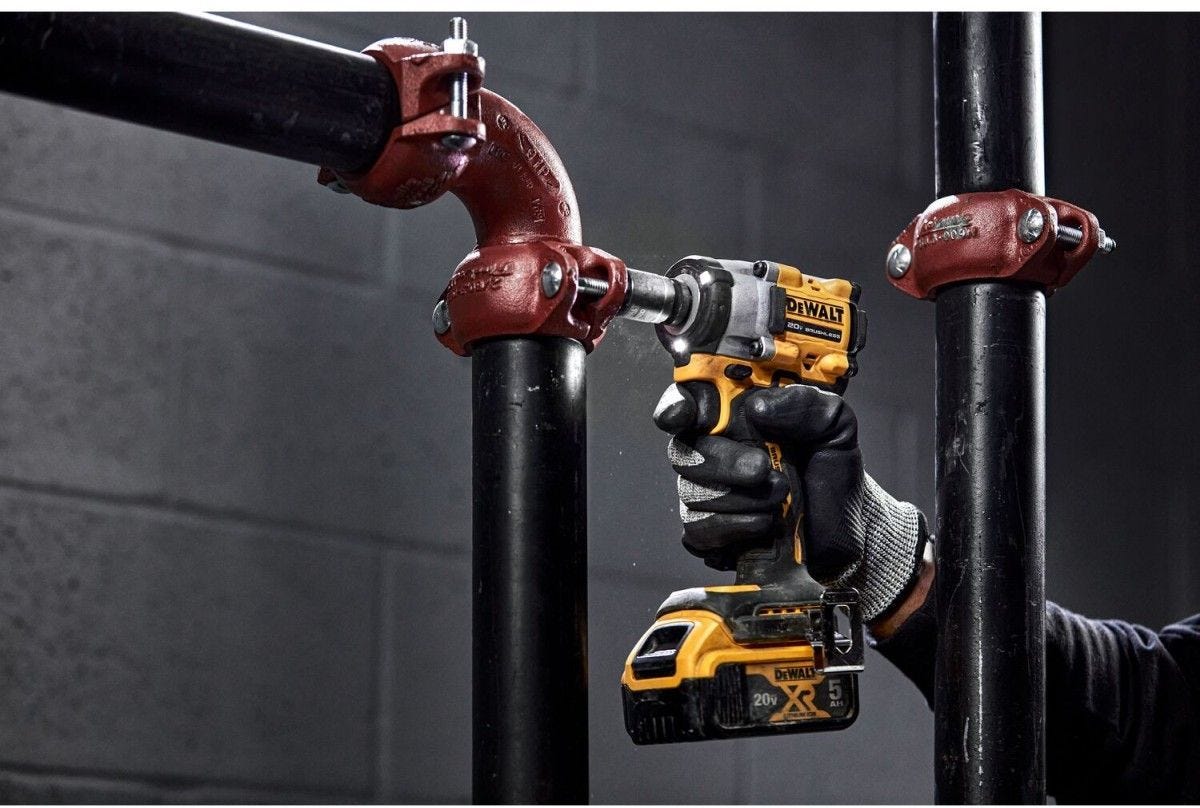 DeWALT DCF921P2 ATOMIC 20V MAX* 1/2 -in. Cordless Impact Wrench with Hog Ring Anvil Kit