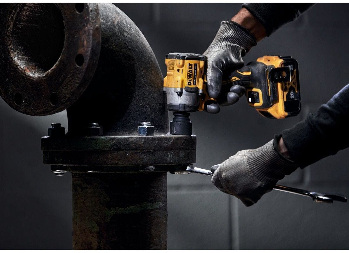 DeWALT DCF921P2 ATOMIC 20V MAX* 1/2 -in. Cordless Impact Wrench with Hog Ring Anvil Kit