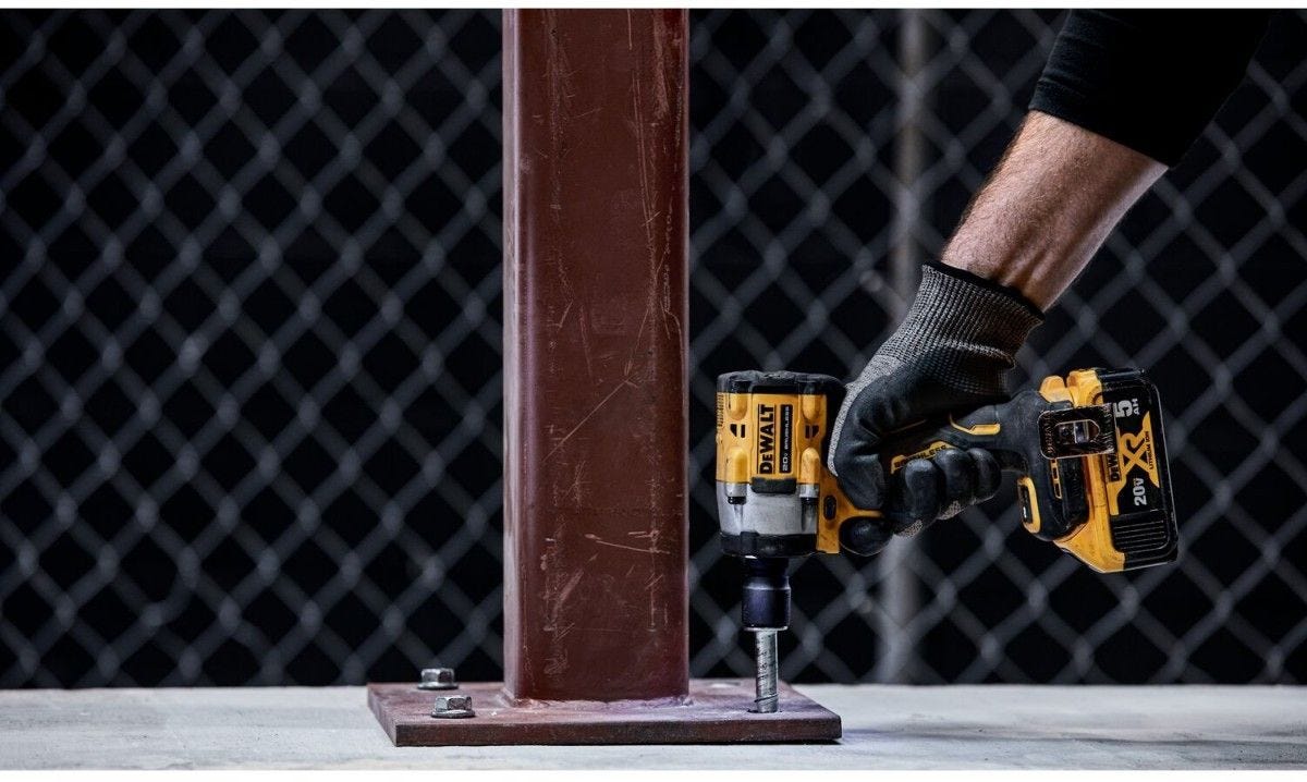 DeWALT DCF921P2 ATOMIC 20V MAX* 1/2 -in. Cordless Impact Wrench with Hog Ring Anvil Kit