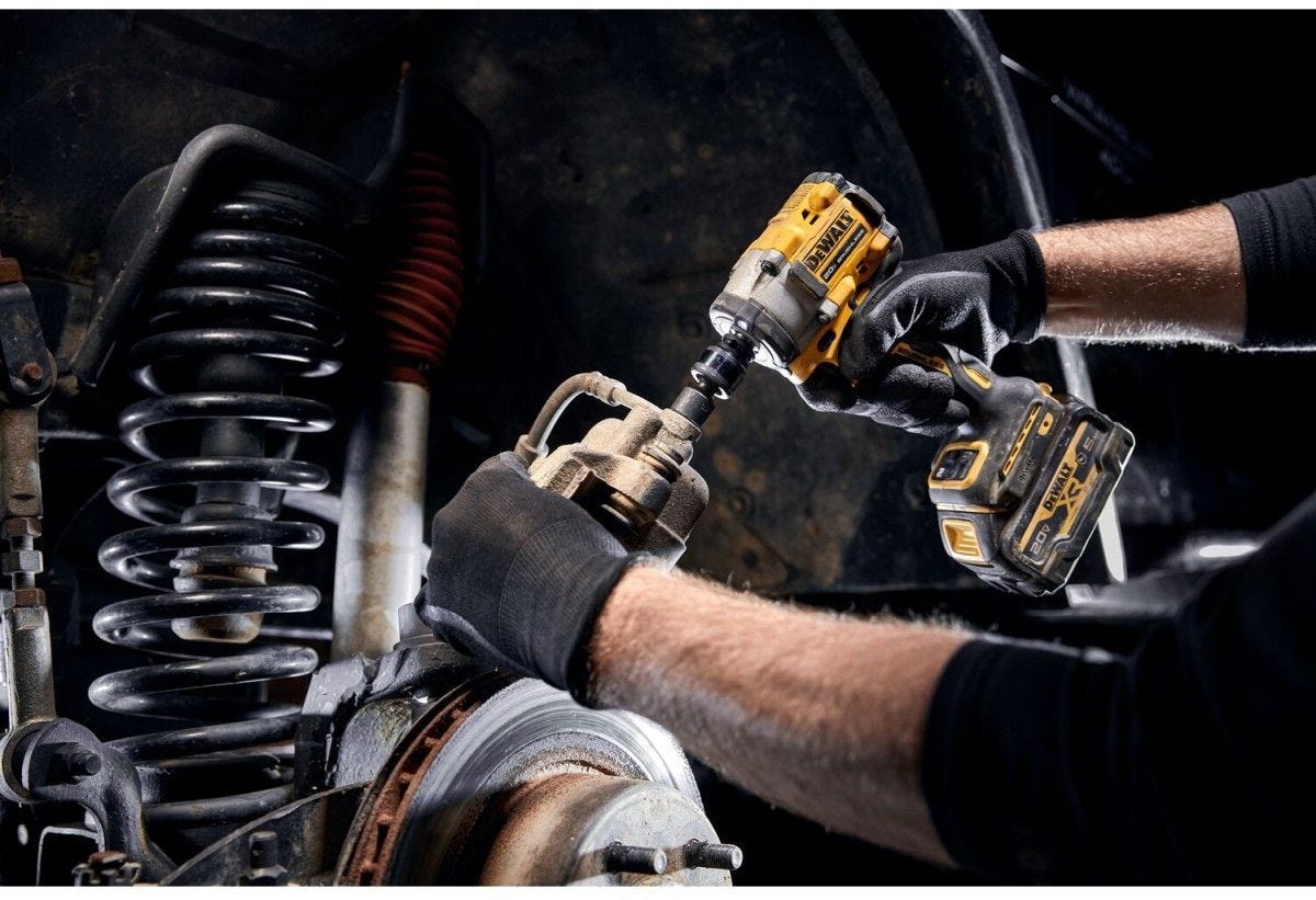 DeWALT DCF921P2 ATOMIC 20V MAX* 1/2 -in. Cordless Impact Wrench with Hog Ring Anvil Kit