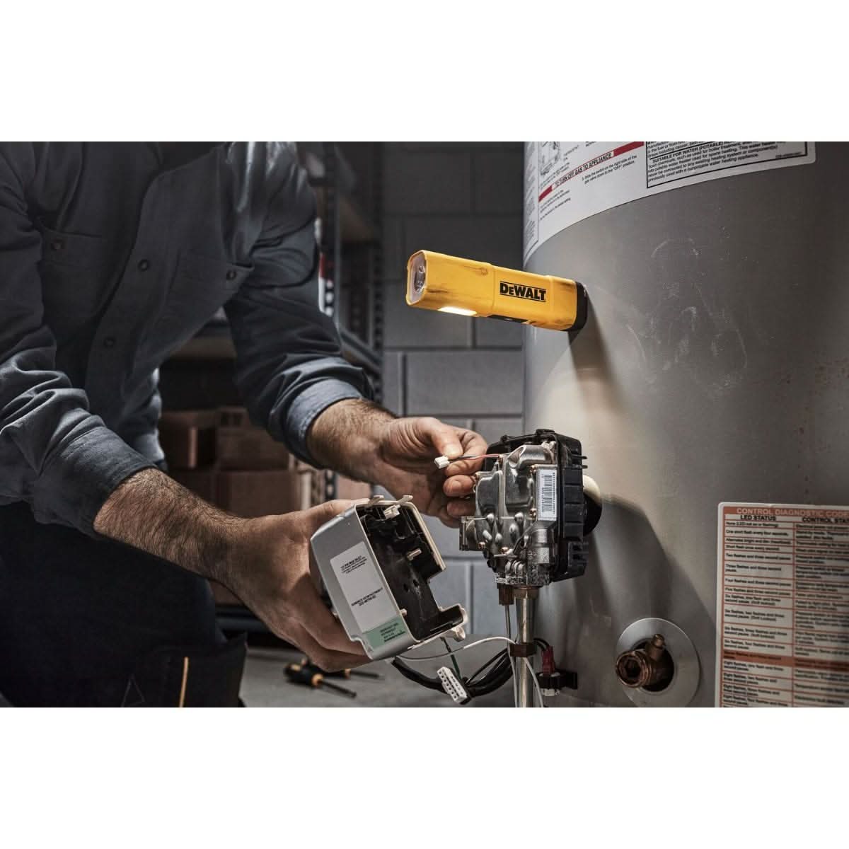 dewalt usb-c rechargeable led flashlight dcl183 DeWalt DCL183 USB-C Rechargeable LED Flashlight