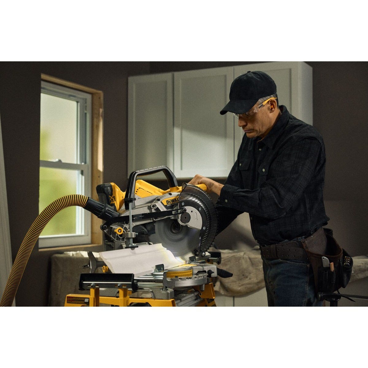 DeWALT DCS714WW1 DEWALT 20V MAX XR 10-in. Double Bevel Fixed Miter Saw 8.0Ah Kit