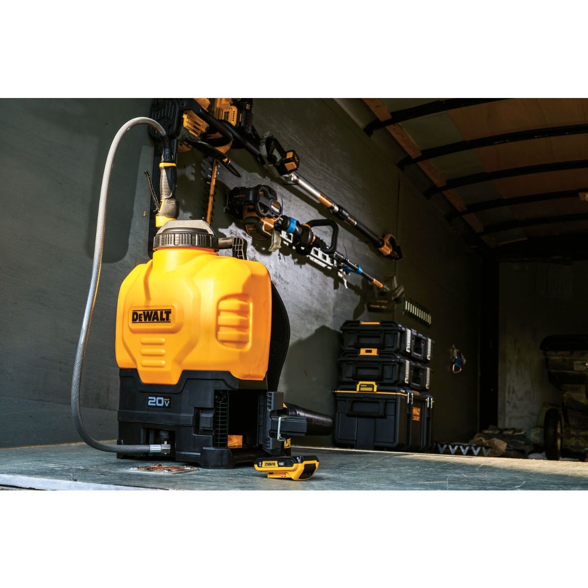 DeWalt DXSP190681B 20V MAX 4-Gallon Backpack Sprayer, Tool Only