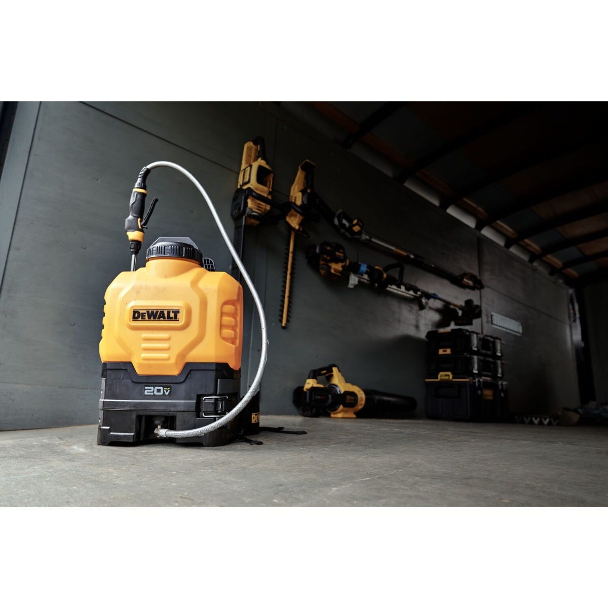DeWalt DXSP190681B 20V MAX 4-Gallon Backpack Sprayer, Tool Only