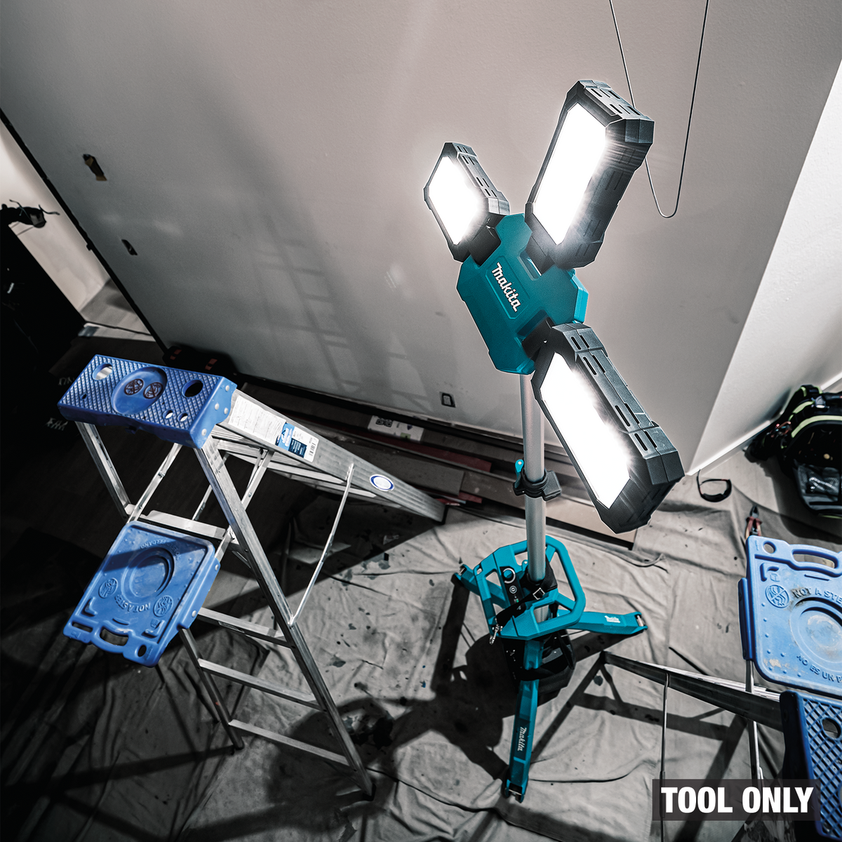 Makita 40V max XGT / 18V LXT 15,000-Lumen Cordless Tower Work Light, Tool Only in use (ML014G)