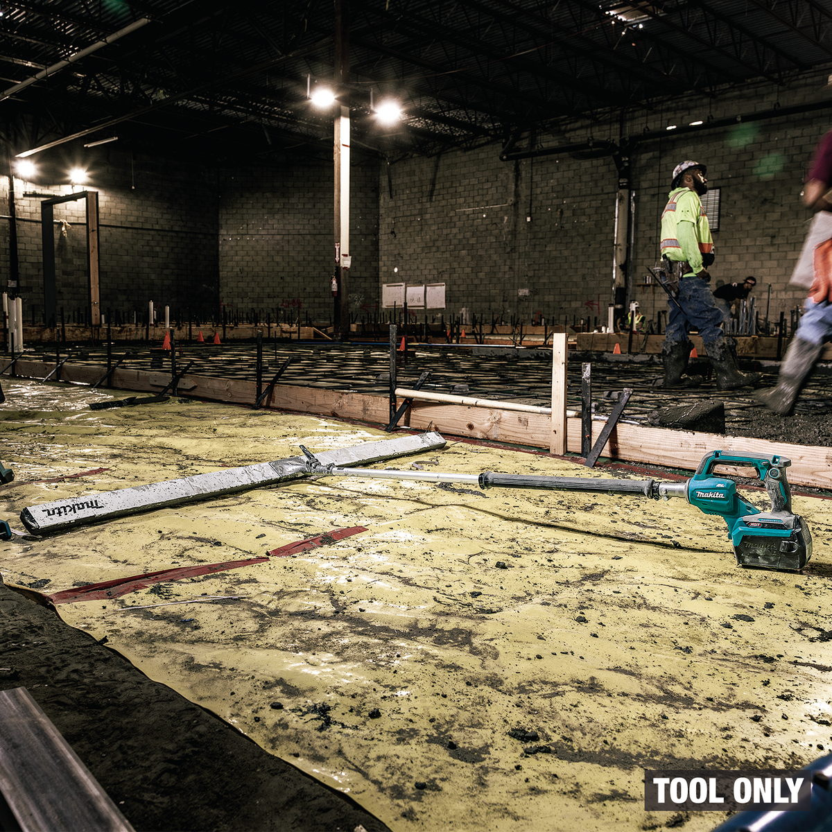 Makita 40V max XGT Brushless Vibratory Screed Power Head (VL001GZ) - on the job site 12