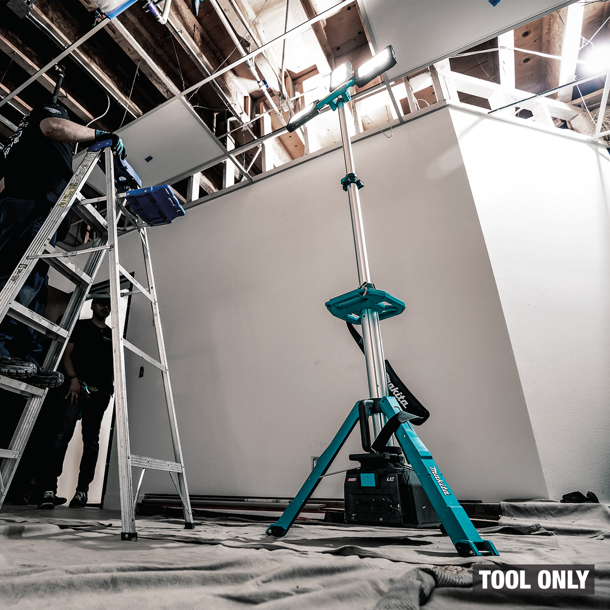 Makita 40V max XGT / 18V LXT 15,000-Lumen Cordless Tower Work Light, Tool Only in use (ML014G)
