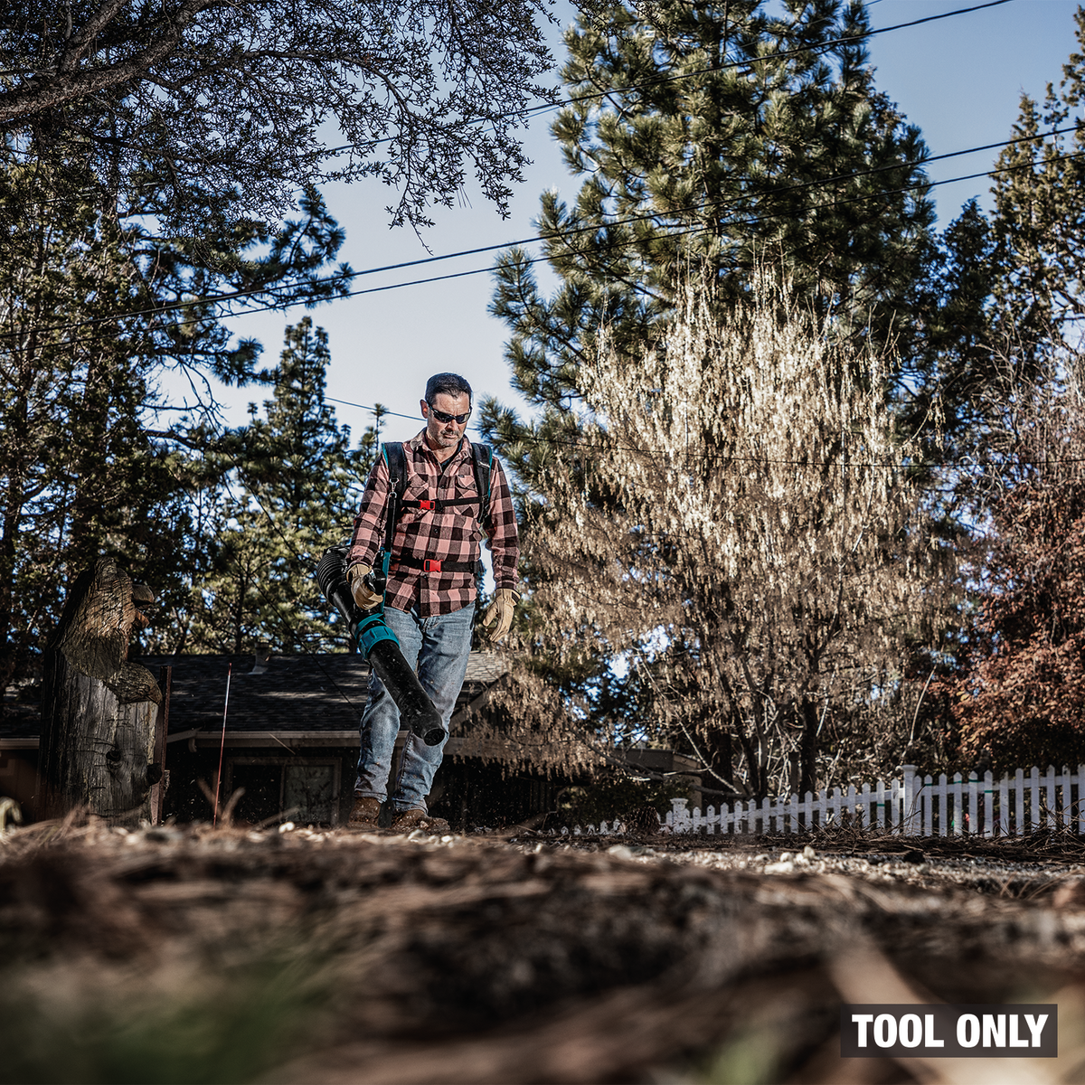 Makita 40V max XGT Brushless Backpack Blower (GBU04Z) - in use on the job 15