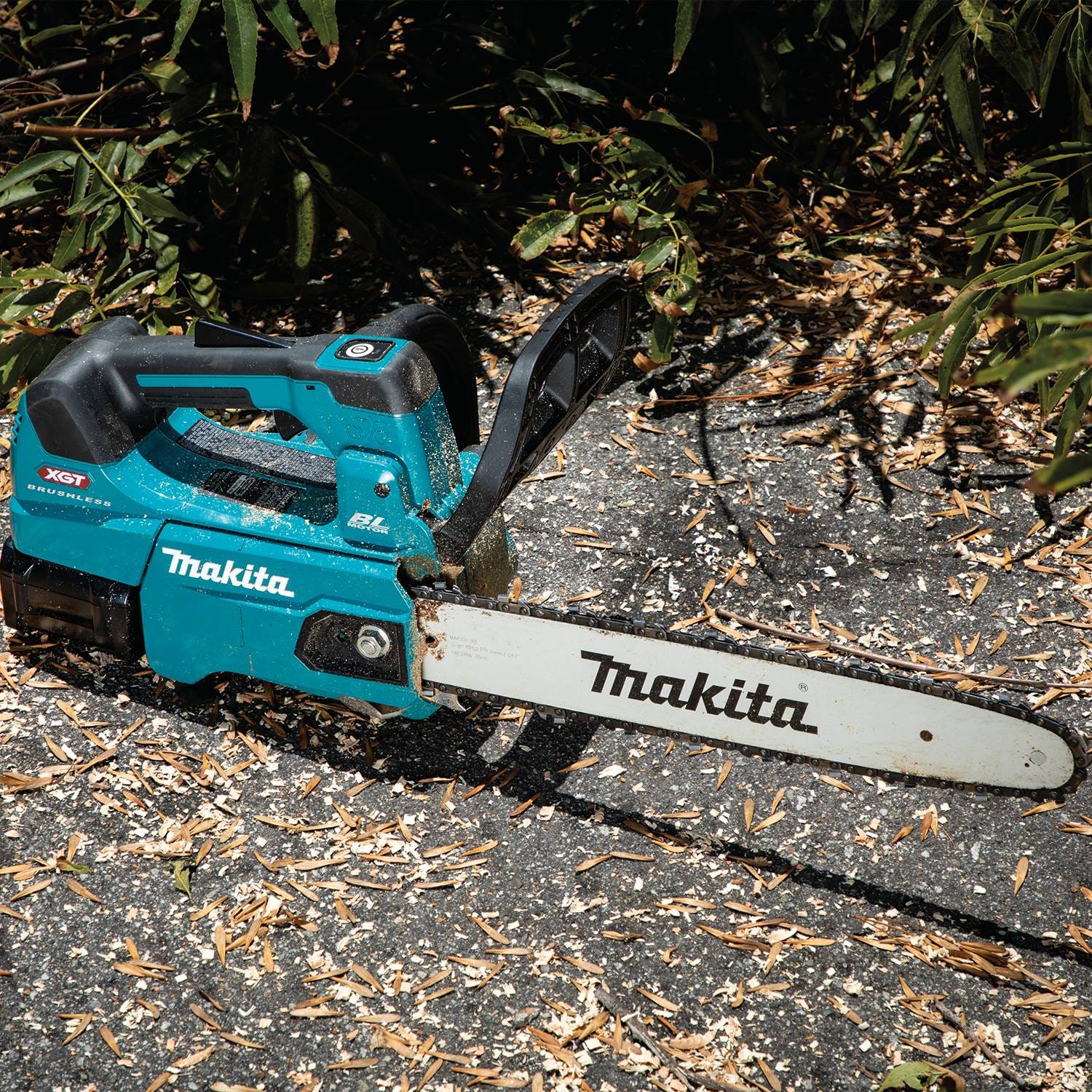 Makita 40V max XGT Brushless 12" Top Handle Chain Saw Kit (4.0Ah) with 4-Speed Compact Stick Vacuum