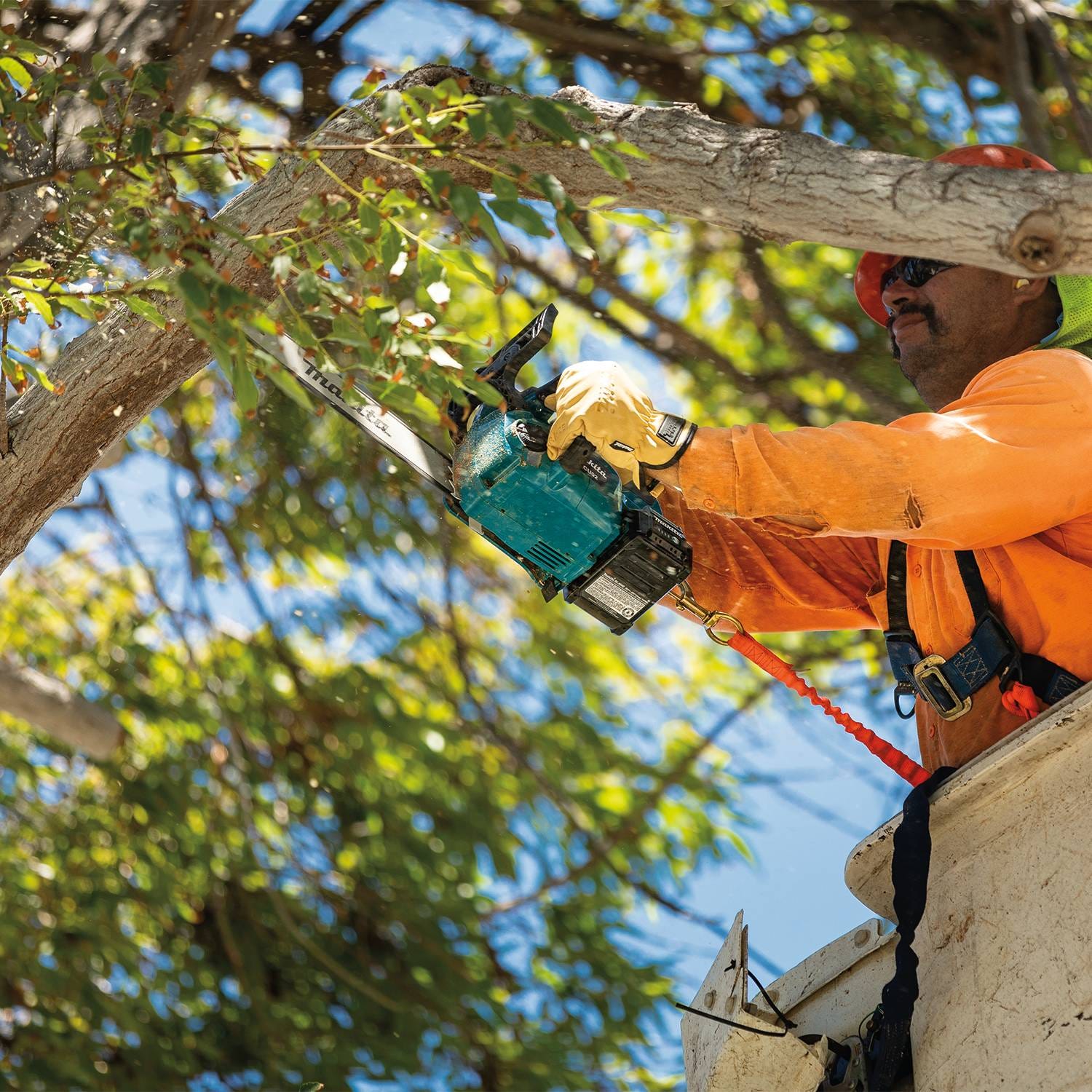 Makita 40V max XGT Brushless 14" Top Handle Chain Saw Kit (4.0Ah) with 4-Speed Compact Stick Vacuum