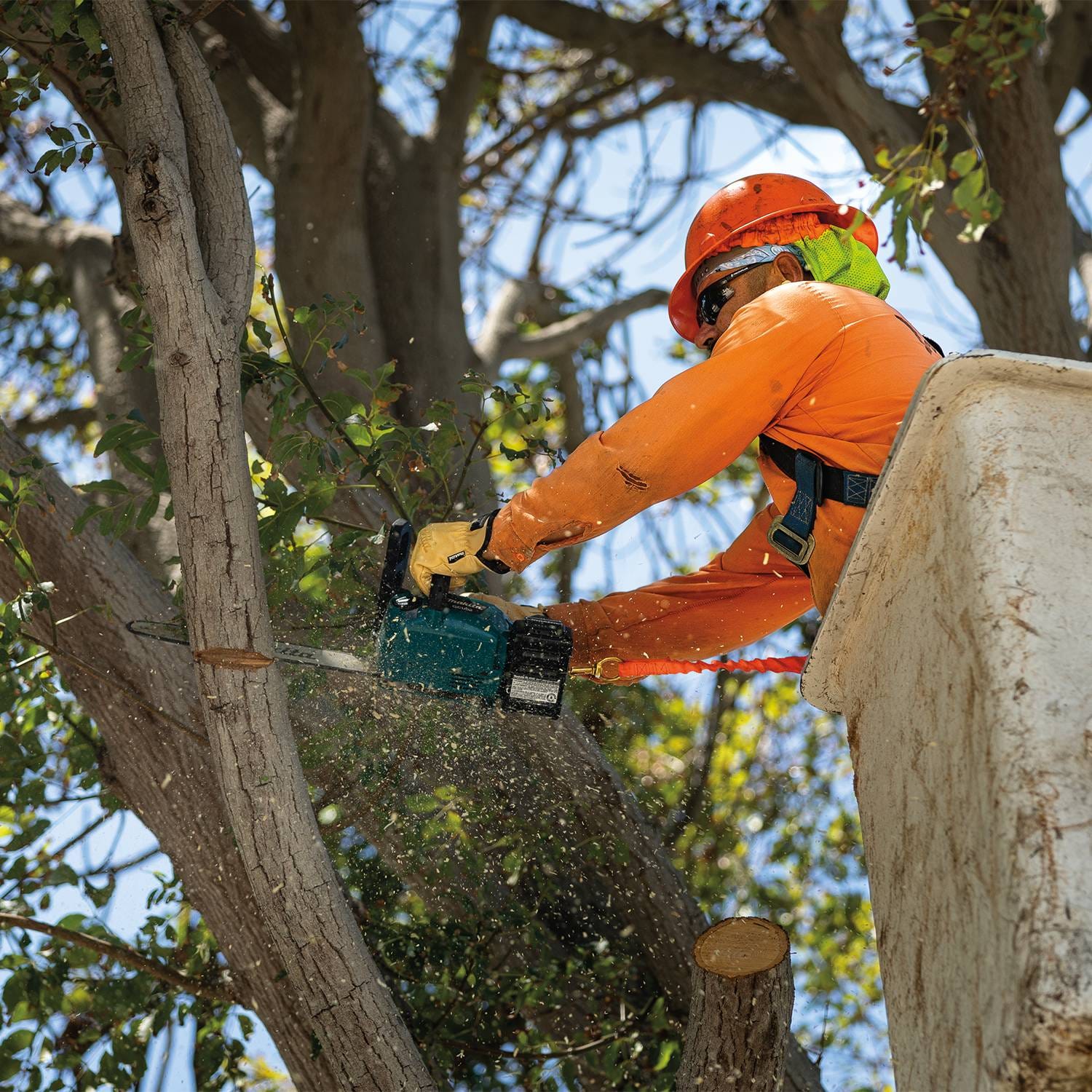 Makita 40V max XGT Brushless 14" Top Handle Chain Saw Kit (4.0Ah) with 4-Speed Compact Stick Vacuum