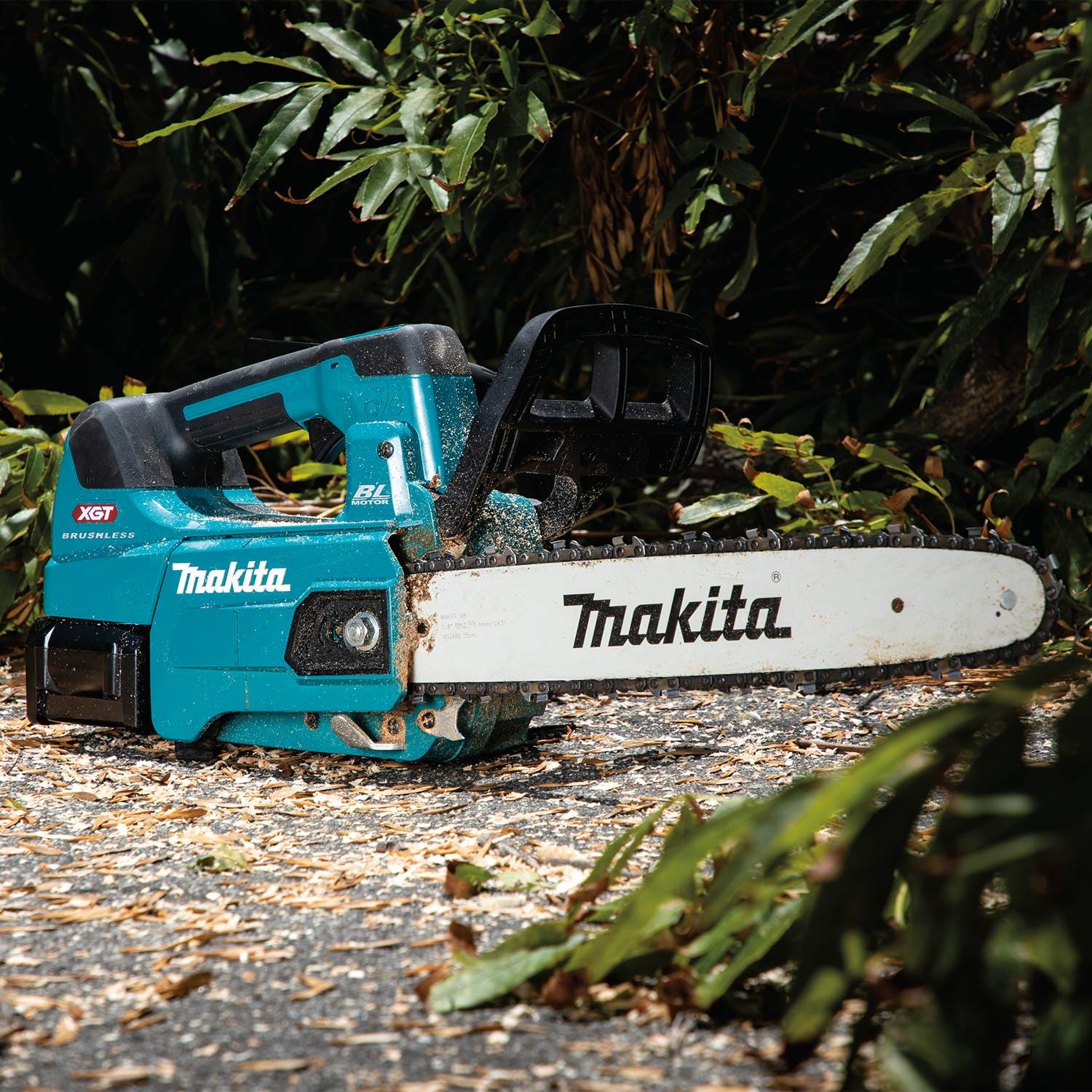 Makita 40V max XGT Brushless 14" Top Handle Chain Saw Kit (4.0Ah) with 4-Speed Compact Stick Vacuum