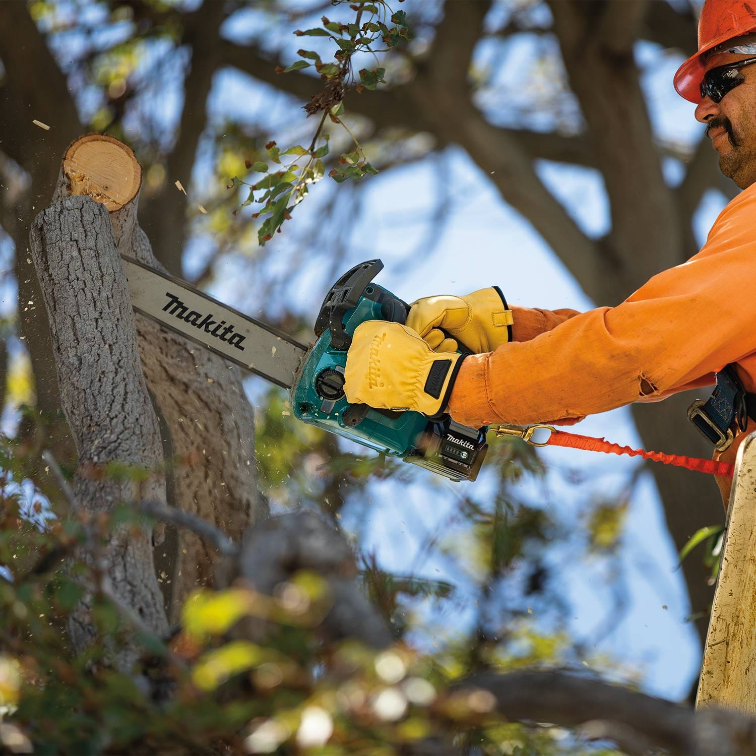 Makita 40V max XGT Brushless 16" Top Handle Chain Saw Kit (4.0Ah) with 4-Speed Compact Stick Vacuum