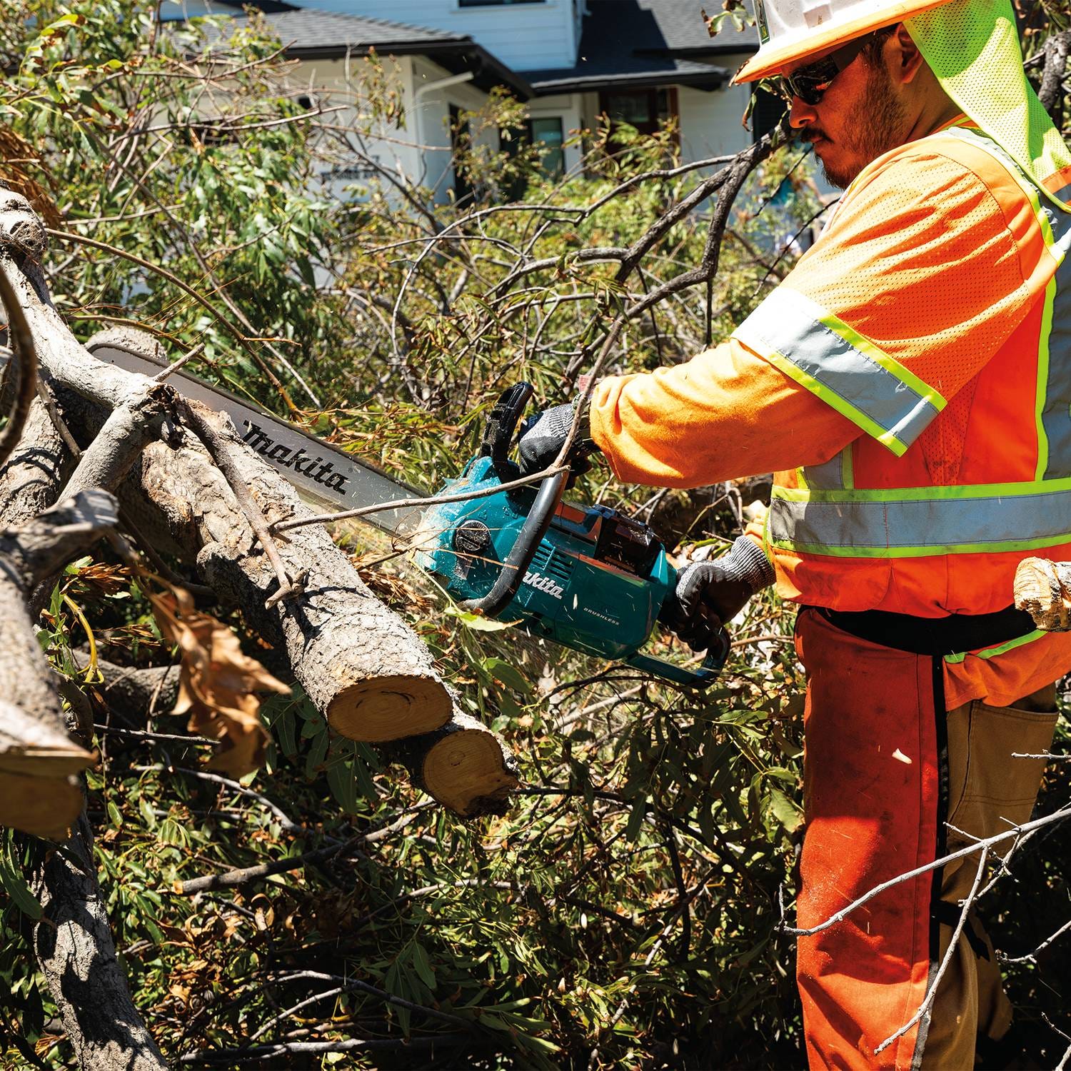 Makita 40V max XGT Brushless 18" Chain Saw Kit (5.0Ah) with 4-Speed Compact Stick Vacuum