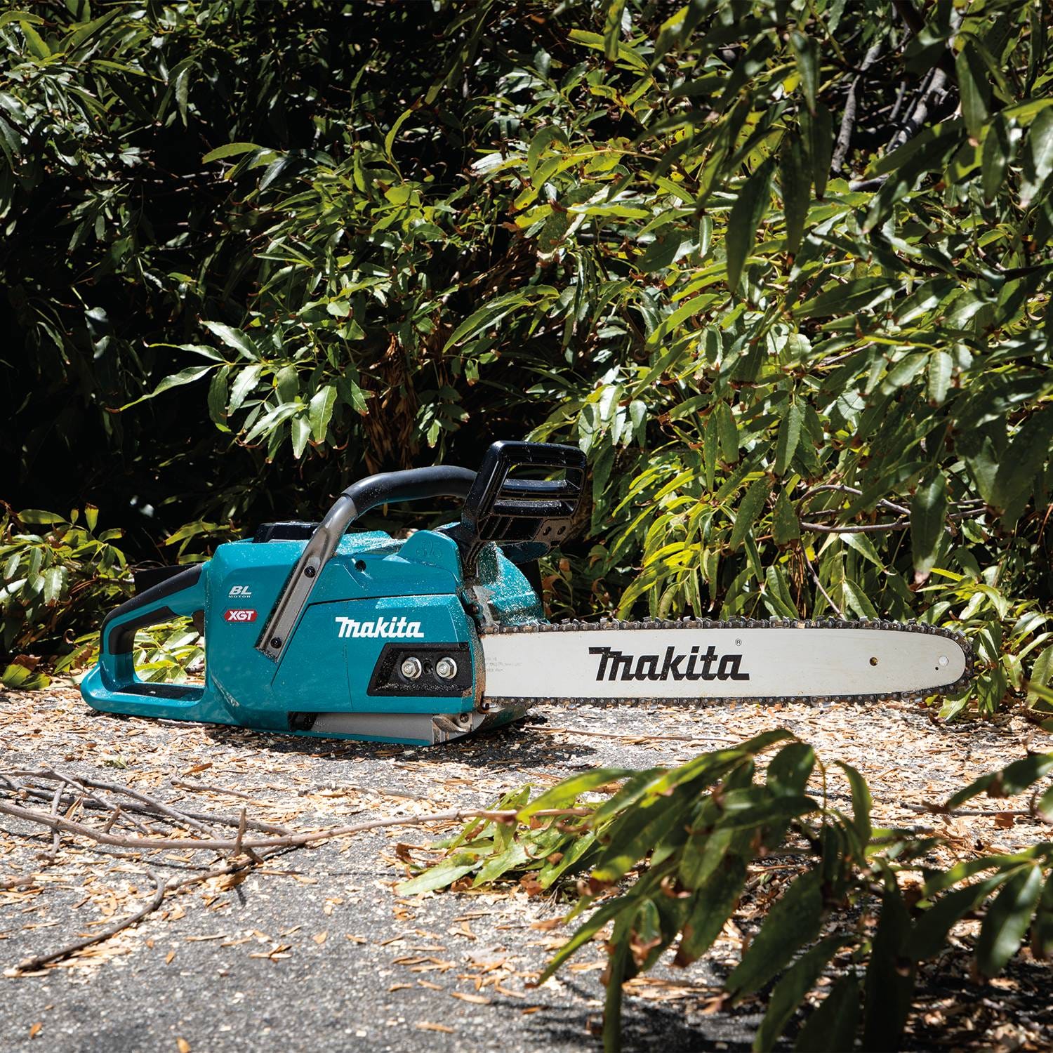 Makita 40V max XGT Brushless 18" Chain Saw Kit (5.0Ah) with 4-Speed Compact Stick Vacuum