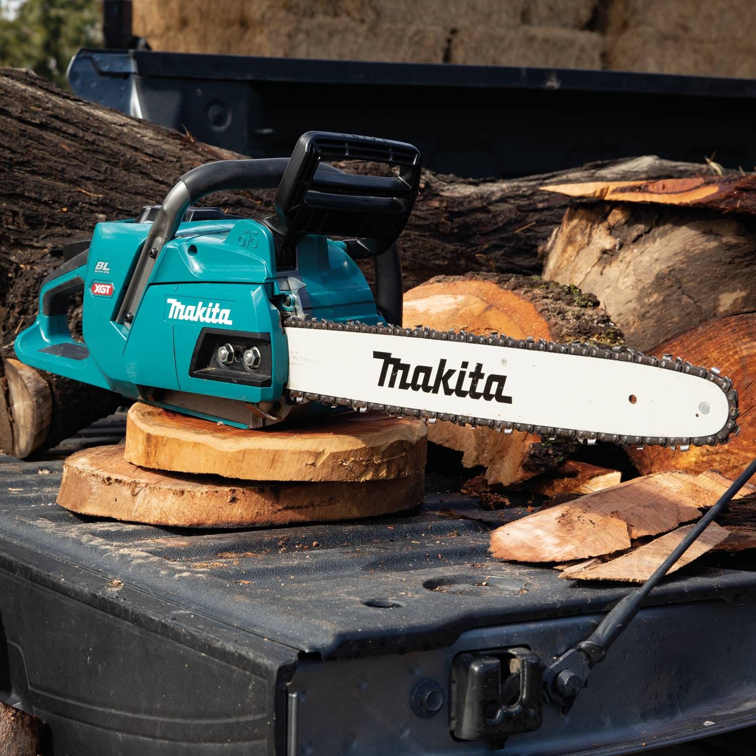 Makita 40V max XGT Brushless 18" Chain Saw Kit (5.0Ah) with 4-Speed Compact Stick Vacuum