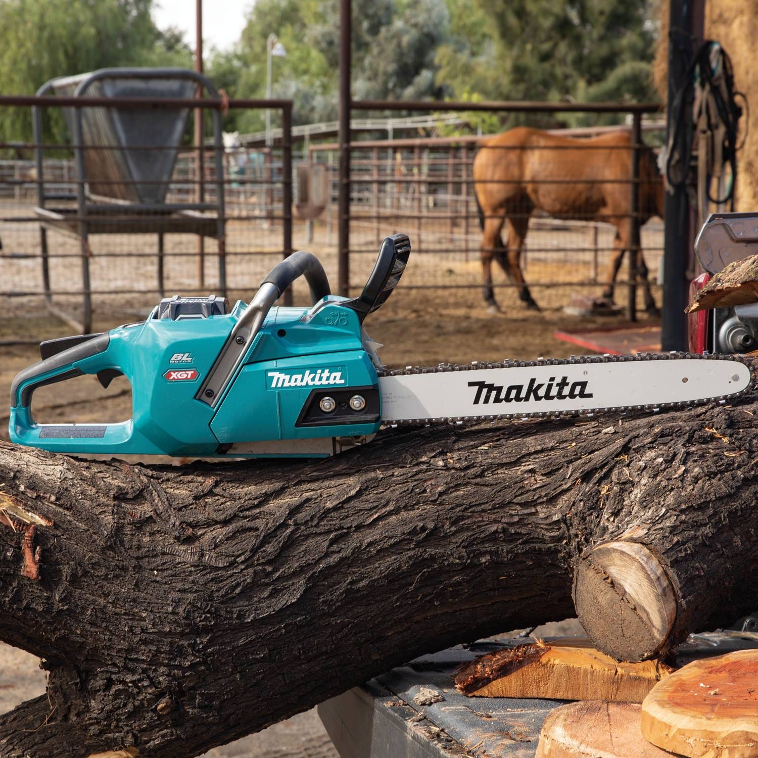Makita 40V max XGT Brushless 18" Chain Saw Kit (5.0Ah) with 4-Speed Compact Stick Vacuum