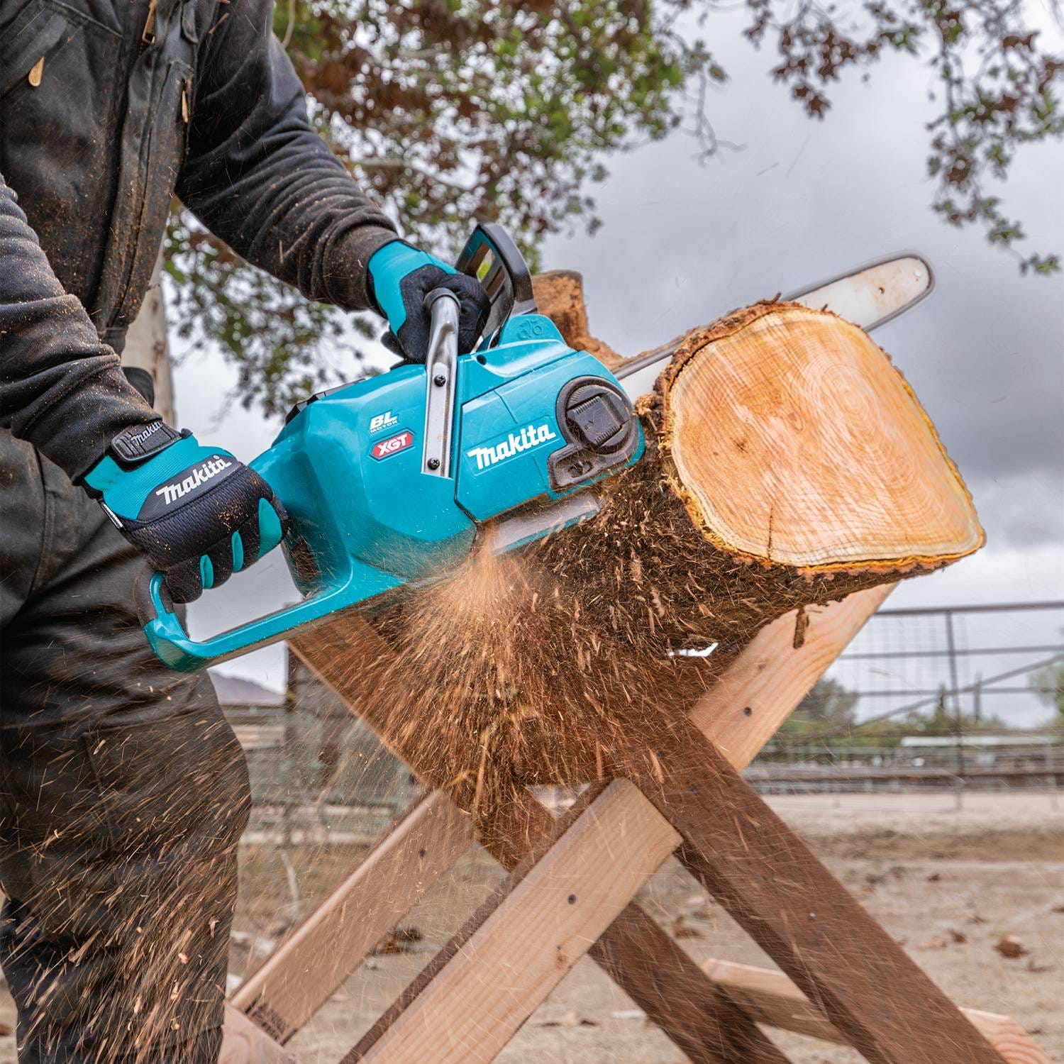 Makita GCU05M1 40V max XGT Brushless Cordless 16" Chain Saw Kit (4.0Ah)