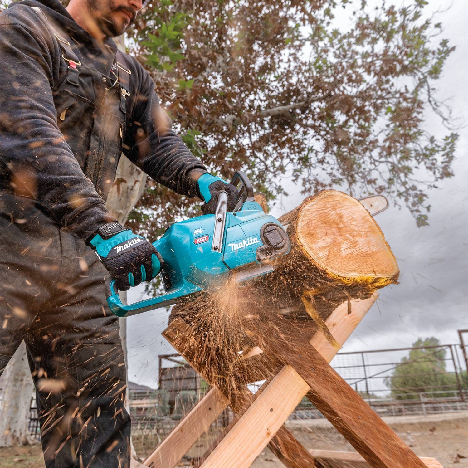 Makita GCU05M1 40V max XGT Brushless Cordless 16" Chain Saw Kit (4.0Ah)