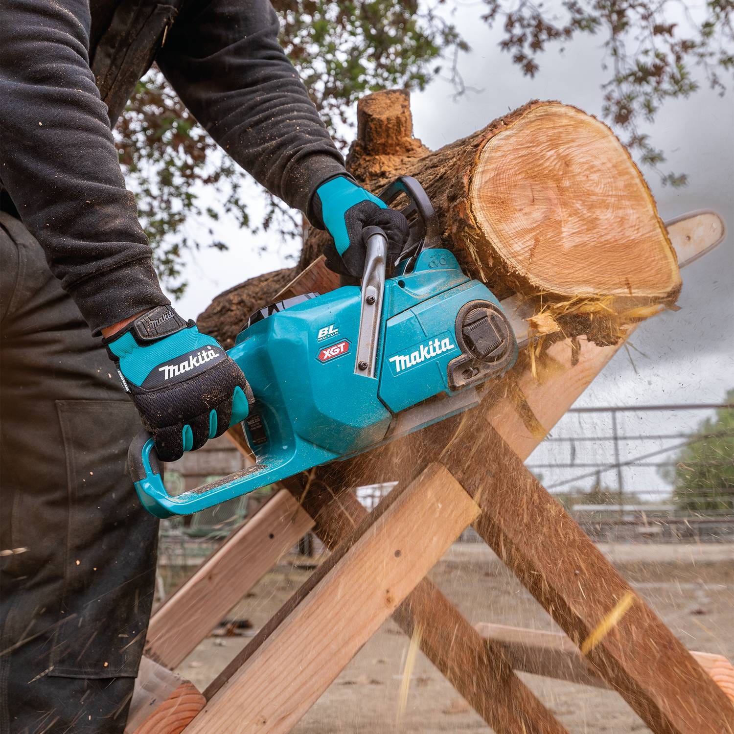 Makita GCU05M1 40V max XGT Brushless Cordless 16" Chain Saw Kit (4.0Ah)