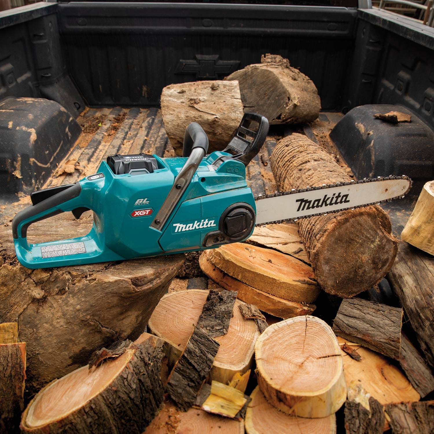 Makita 40V max XGT Brushless 16" Chain Saw Kit (4.0Ah) with 4-Speed Compact Stick Vacuum