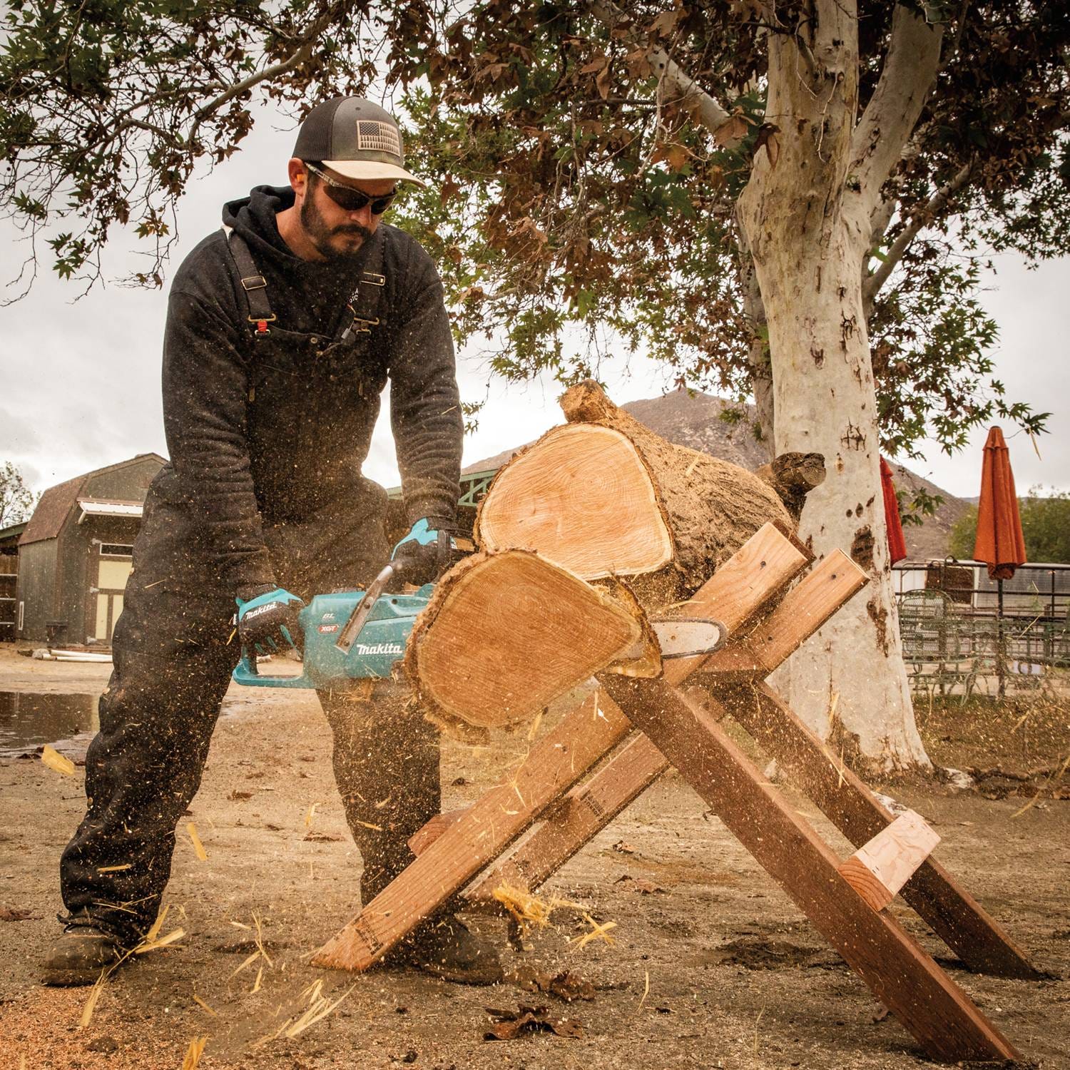 Makita GCU06T1 40V max XGT Brushless 18" Chain Saw Kit (5.0Ah) with 4-Speed Compact Stick Vacuum