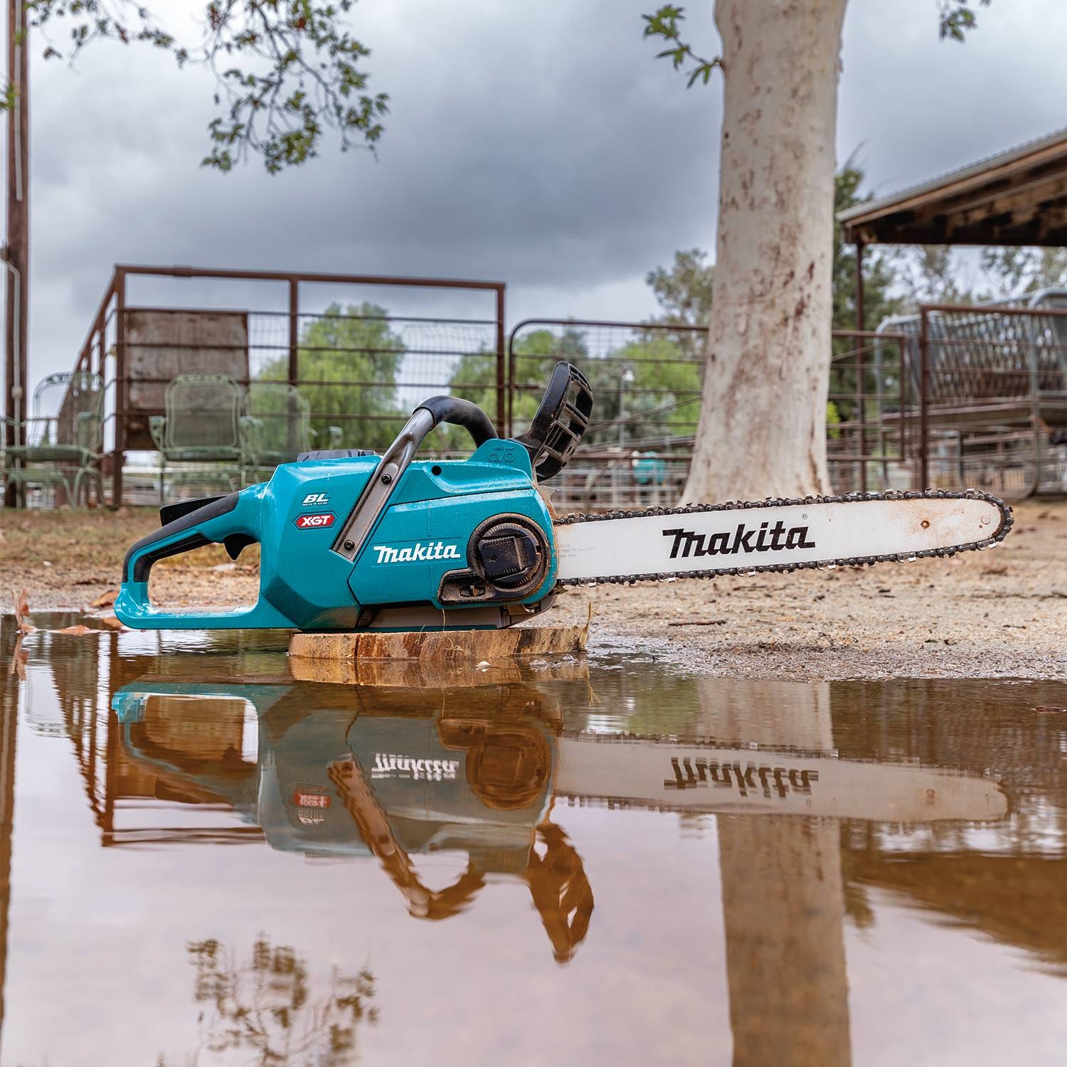 Makita GCU06T1 40V max XGT Brushless 18" Chain Saw Kit (5.0Ah) with 4-Speed Compact Stick Vacuum